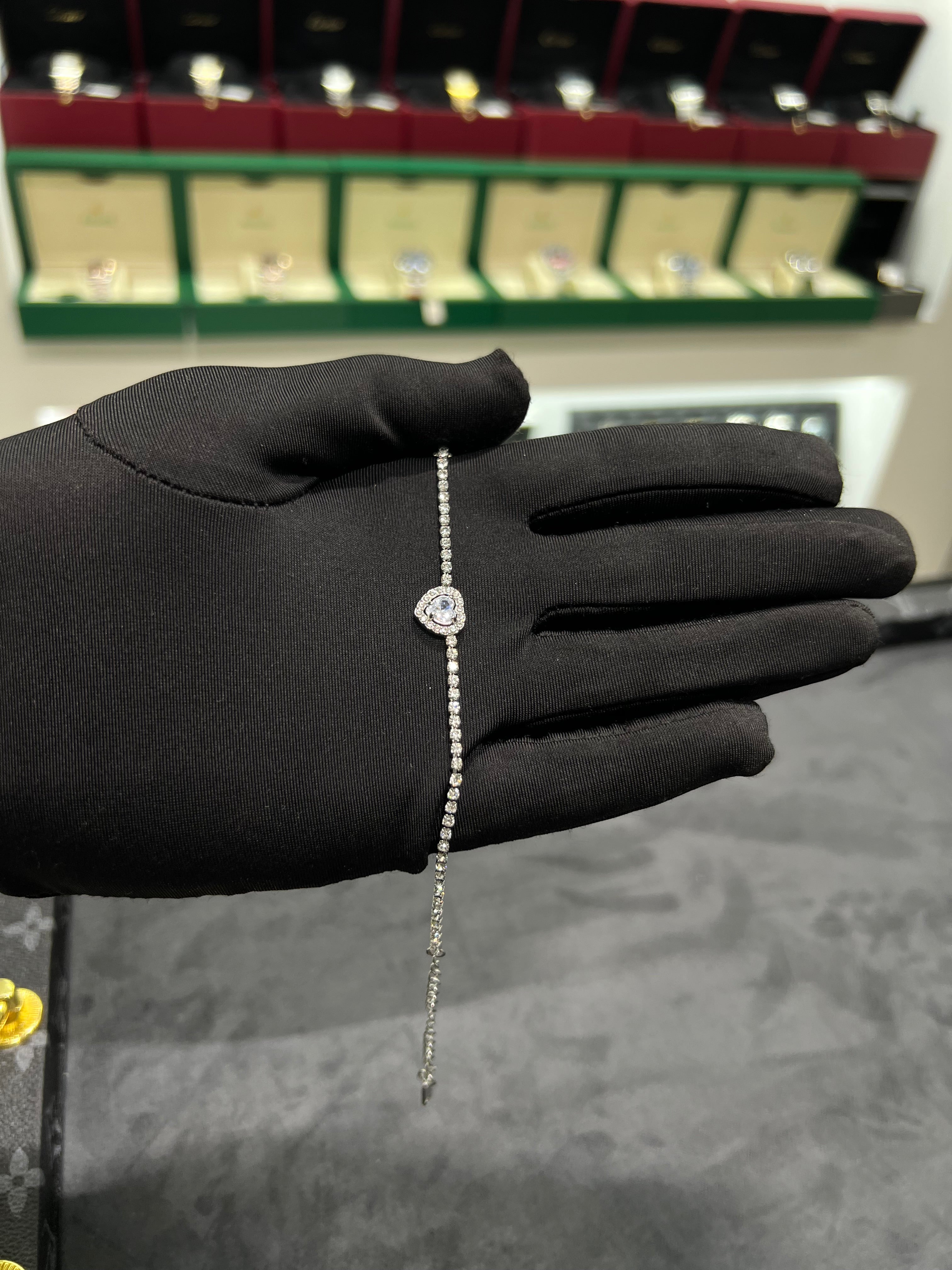 انسيال باندورا القلب الابيض