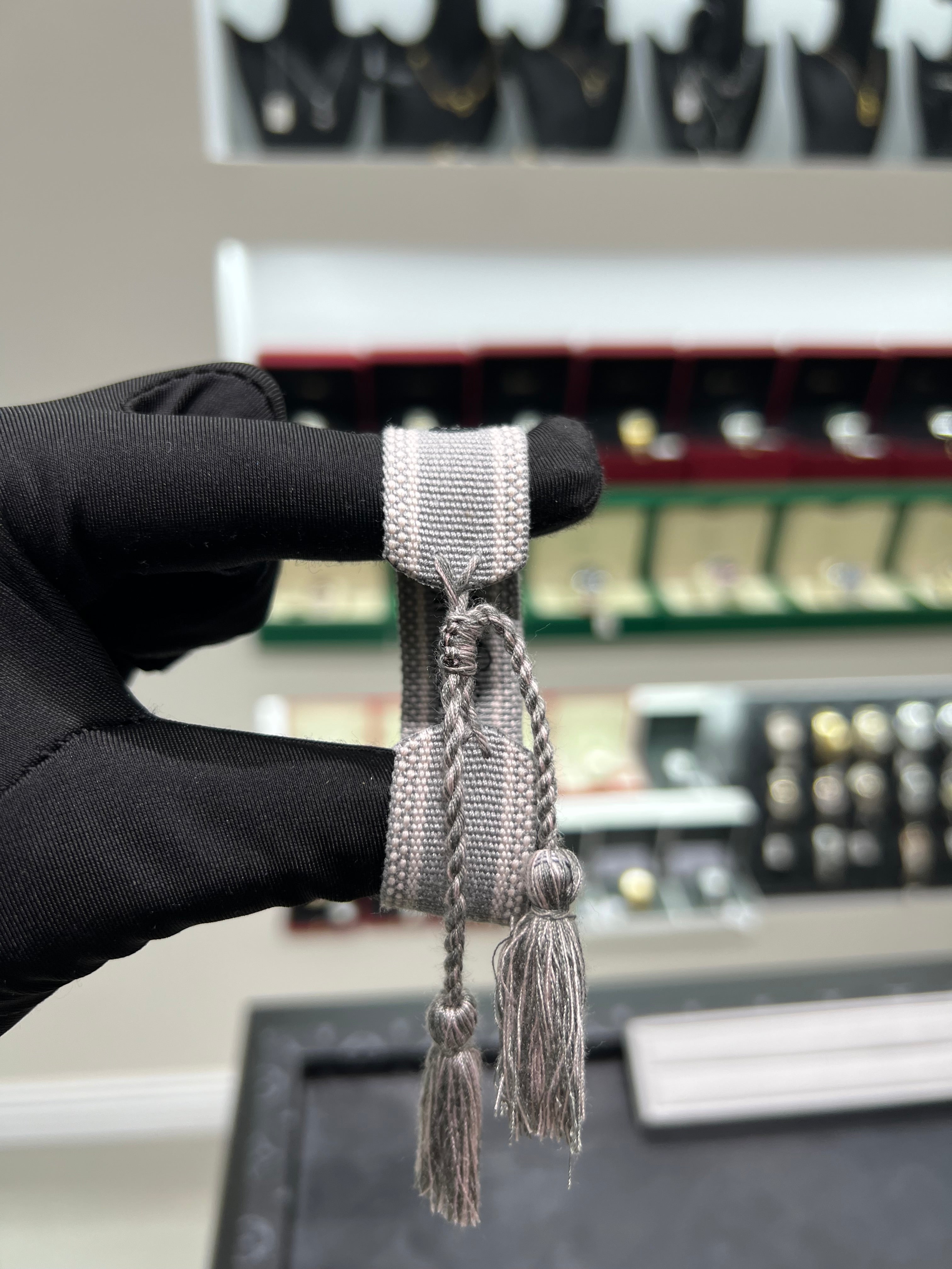 ديور قماش رمادي كتابه اسود