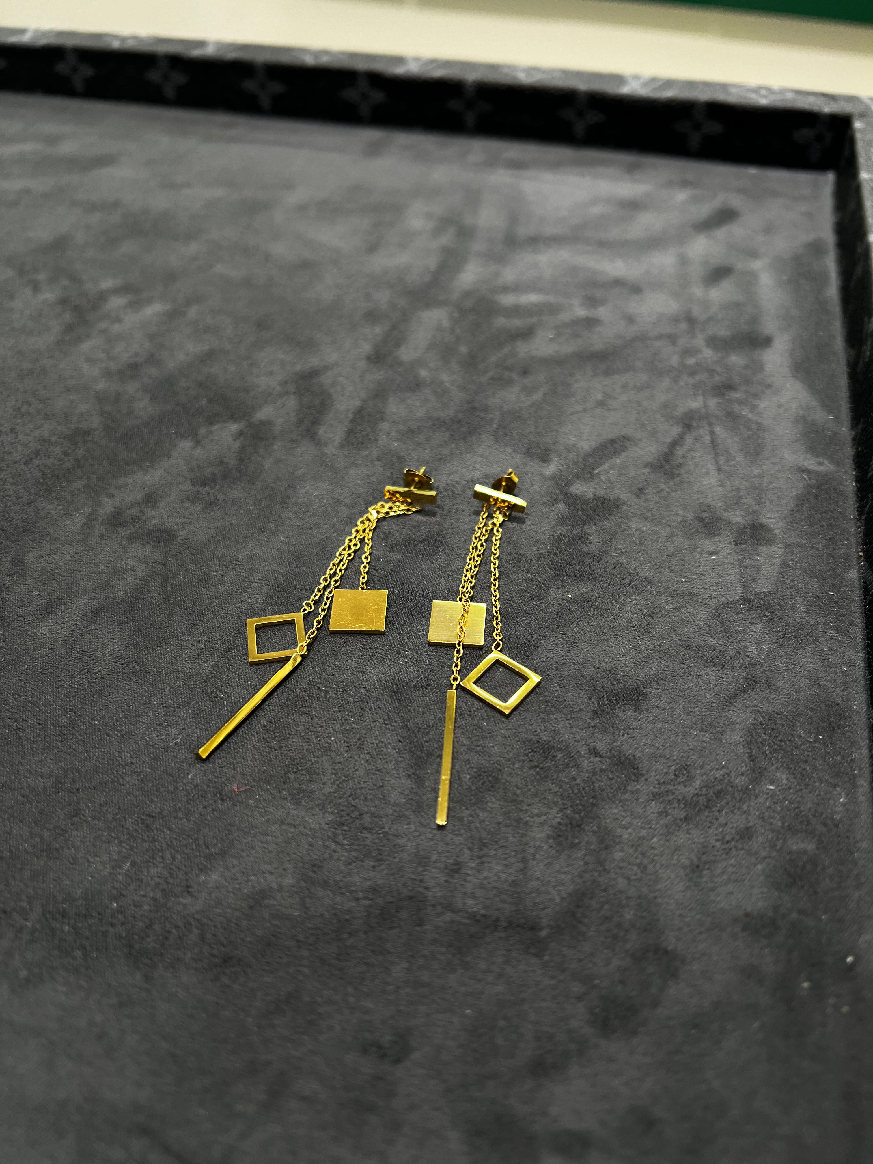 اقراط اذن المربعات