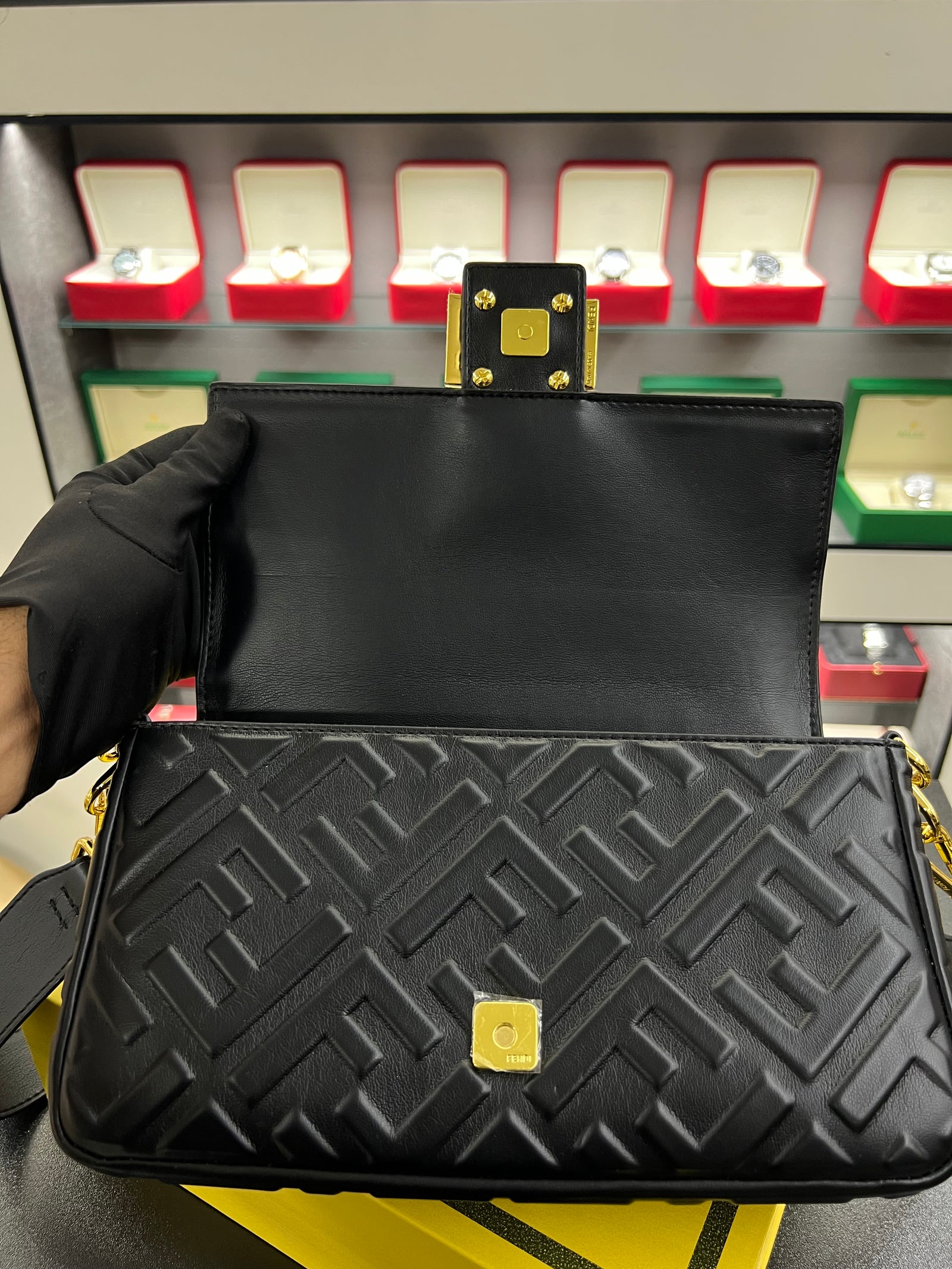 حقيبة باغيت سوداء بنقشة FF بارزة
Baguette Bag – Black Embossed FF