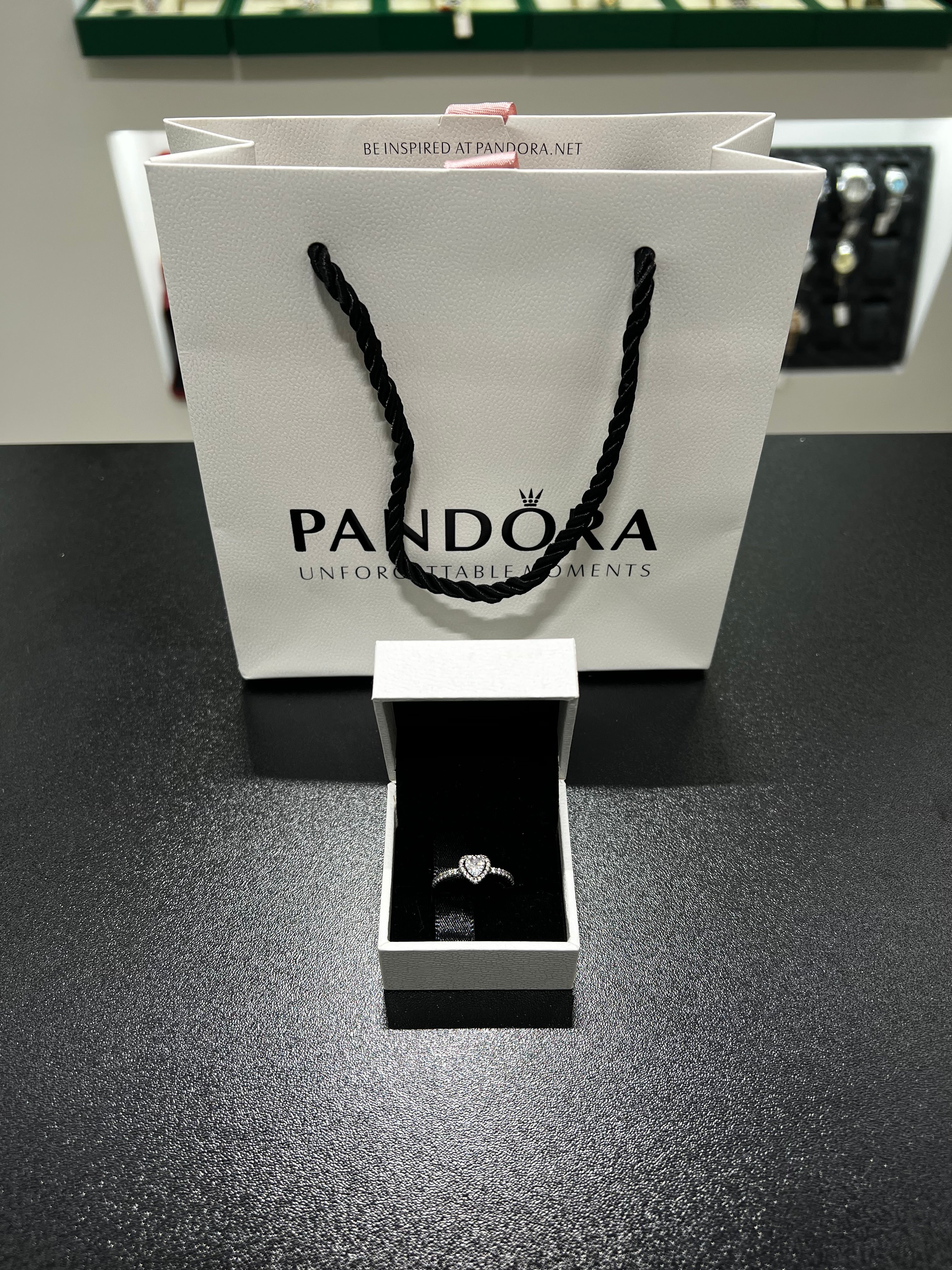 خاتم باندورا القلب الابيض