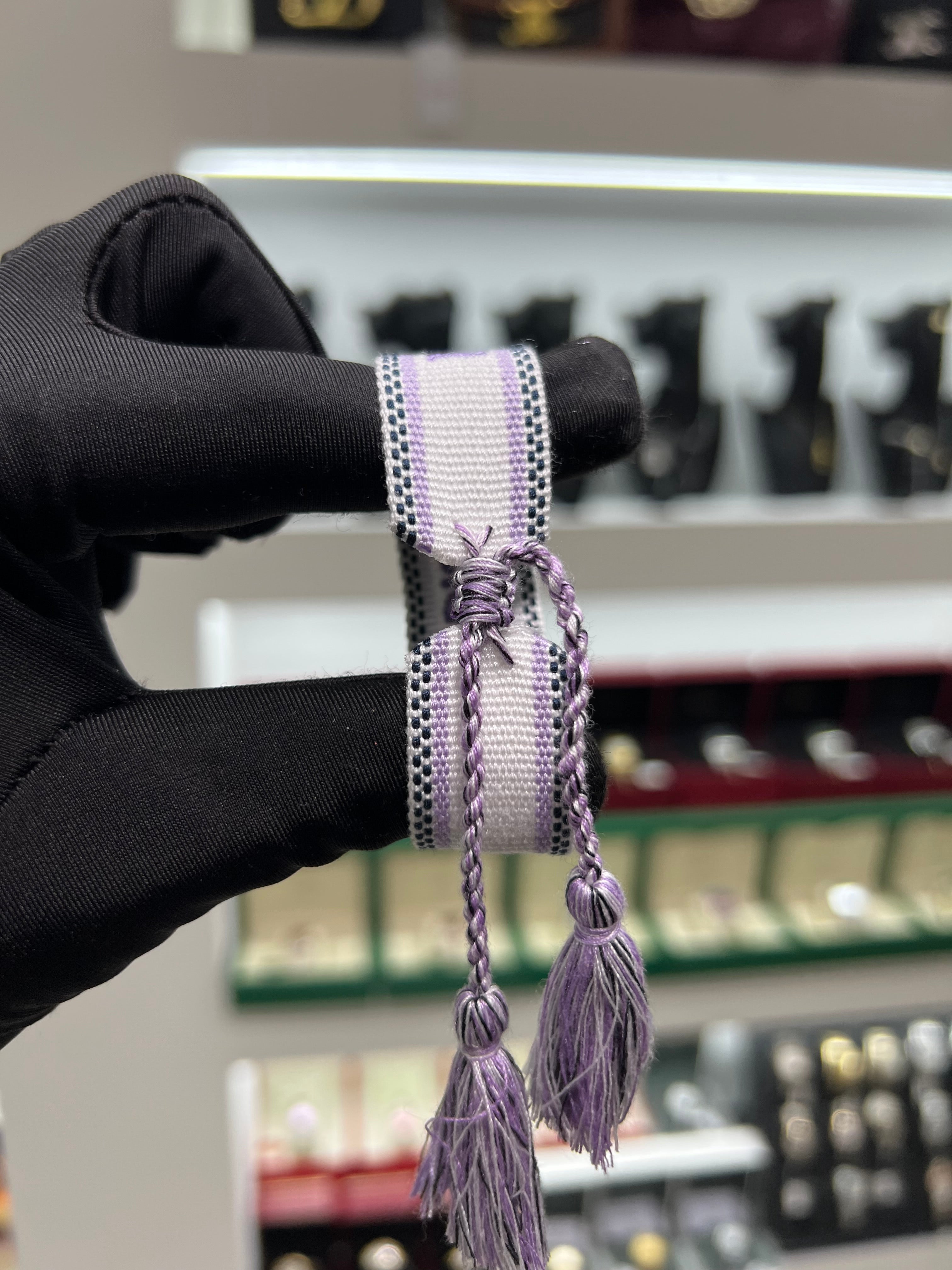 ديور قماش ابيض كتابه بنفسجي