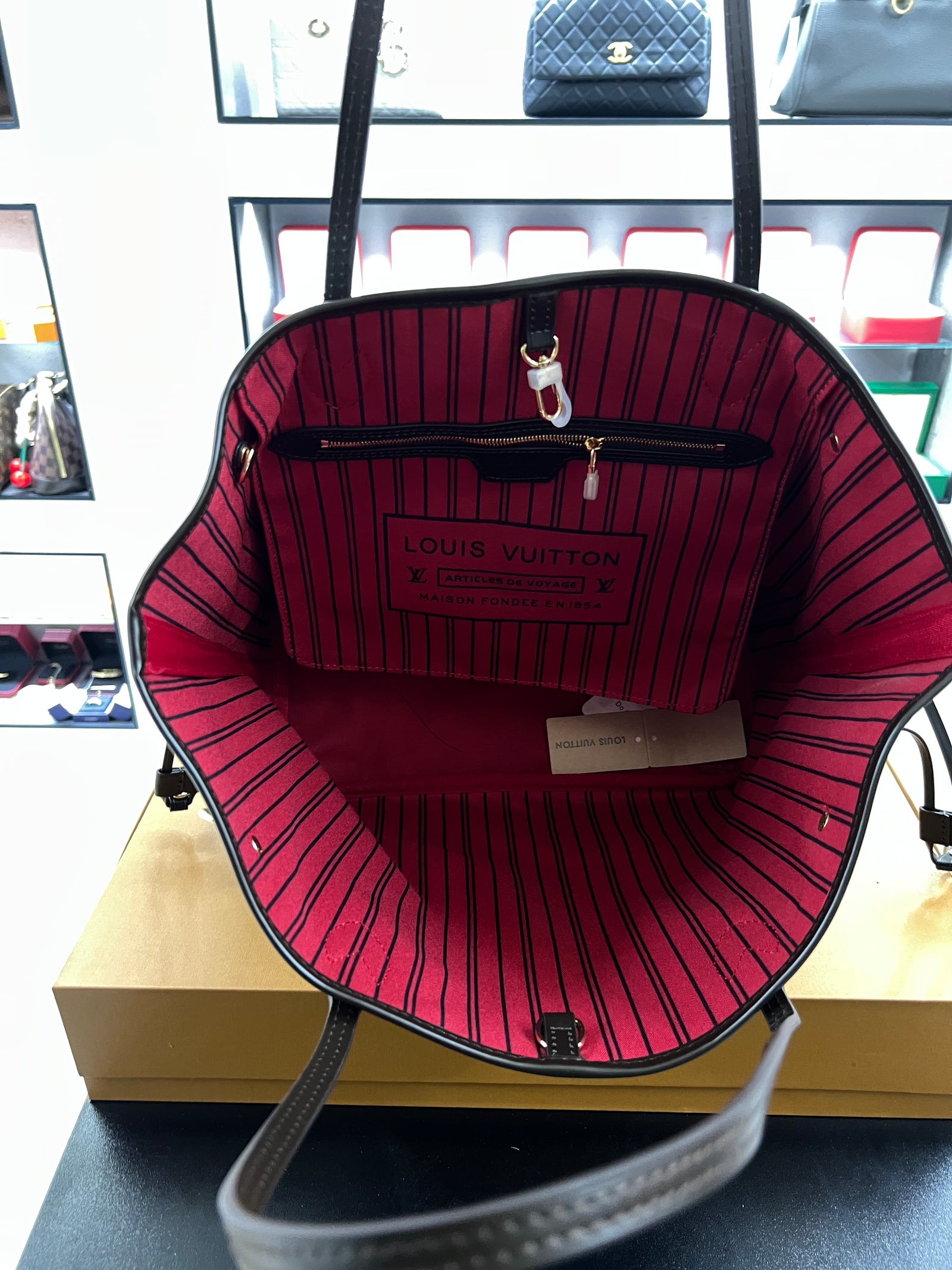 حقيبة نيفرفول تُوت – داميي إيبان
Neverfull Tote – Damier Ébène