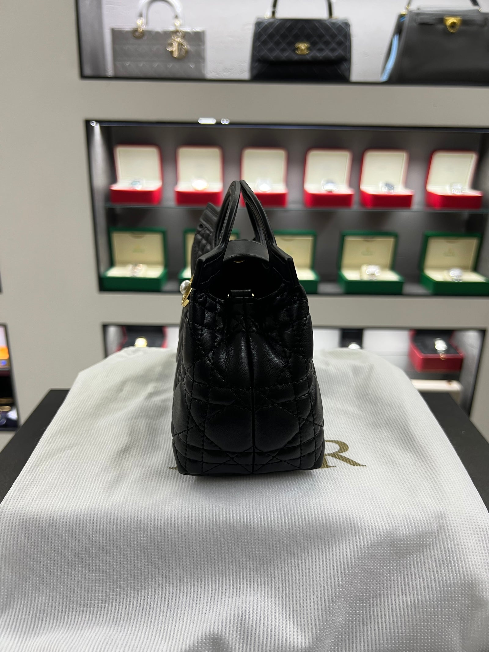 حقيبة كارو ميني بمقبض دائري – أسود كاناج
Caro Mini Ring-Handle Bag – Black Cannage