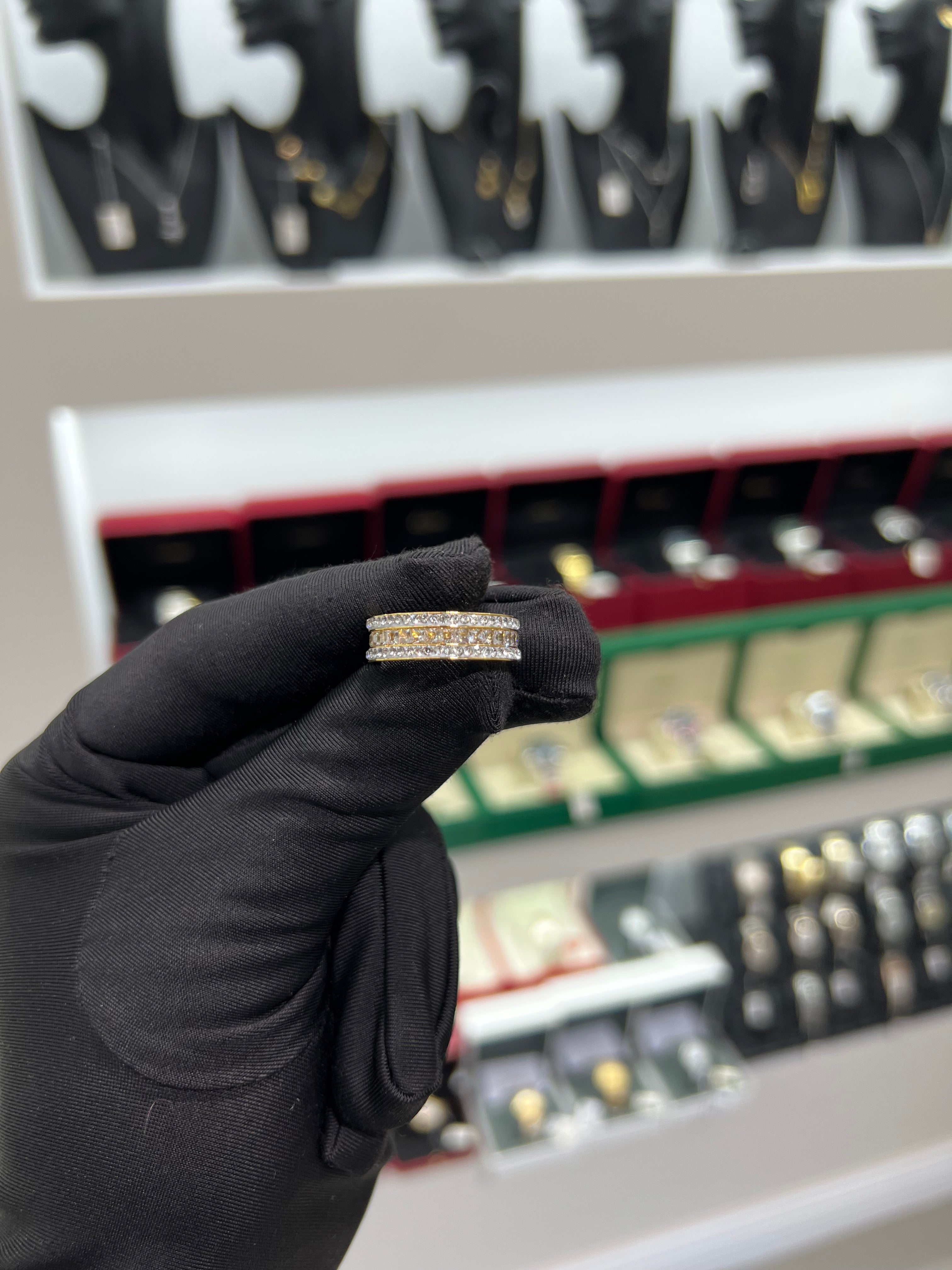 خاتم الأحجار الذهبي