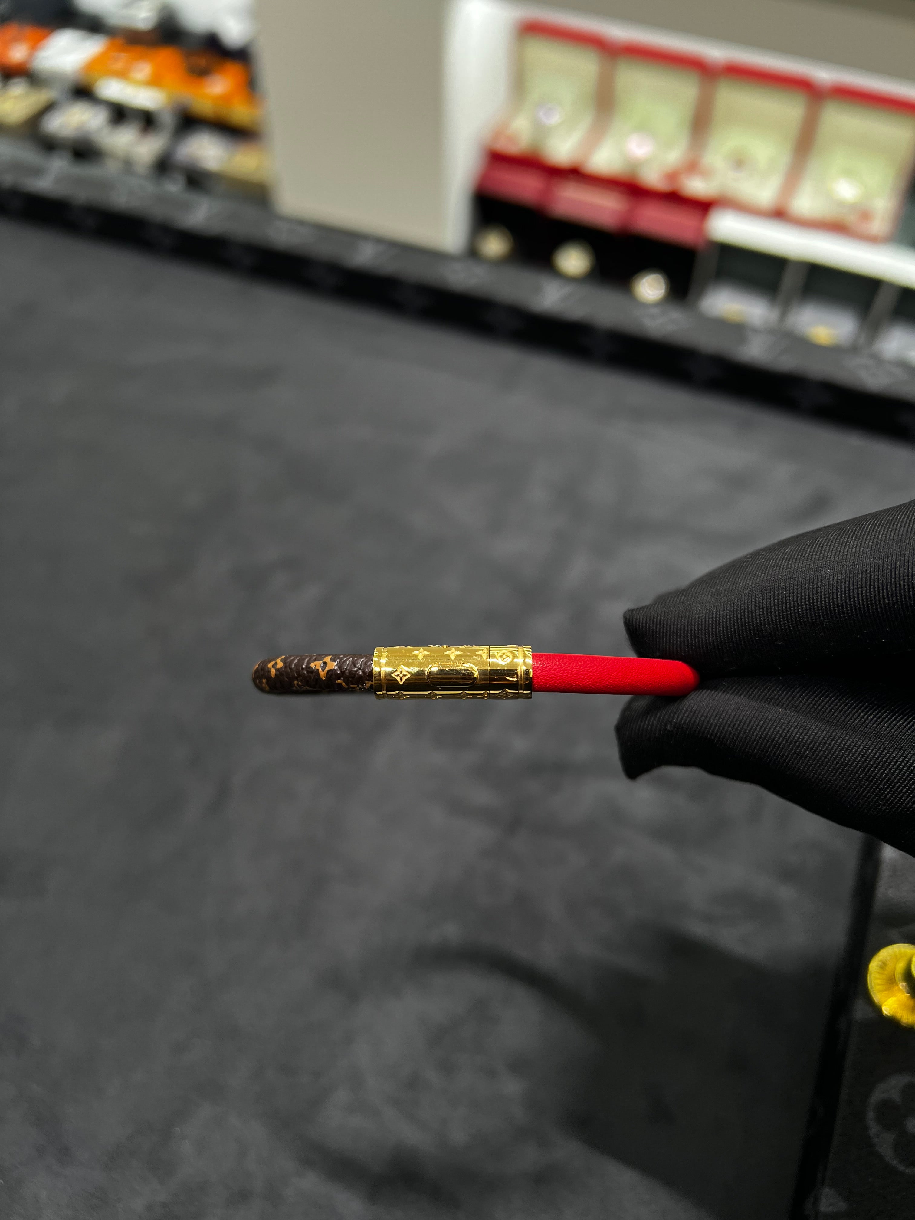 سوار جلد LV احمر في البني