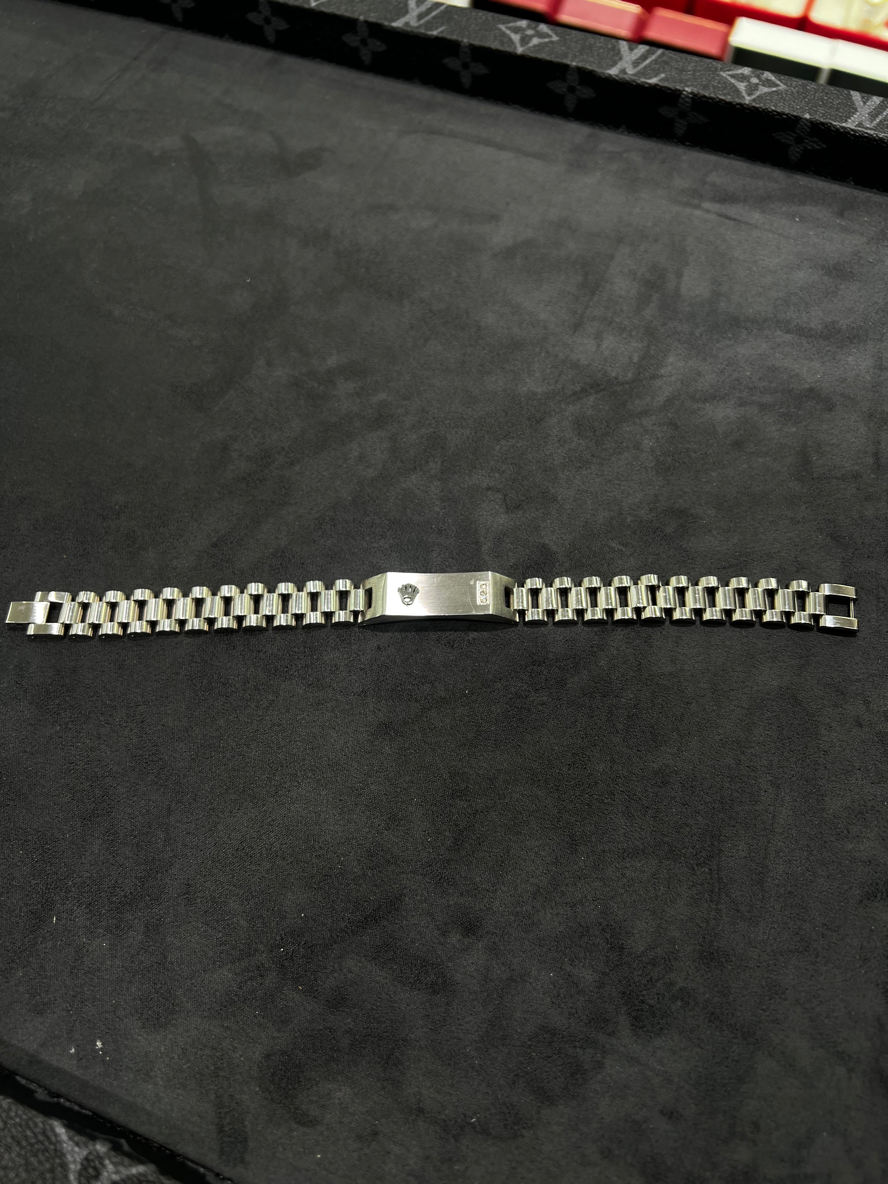 سوار رولكس الاسم فضي