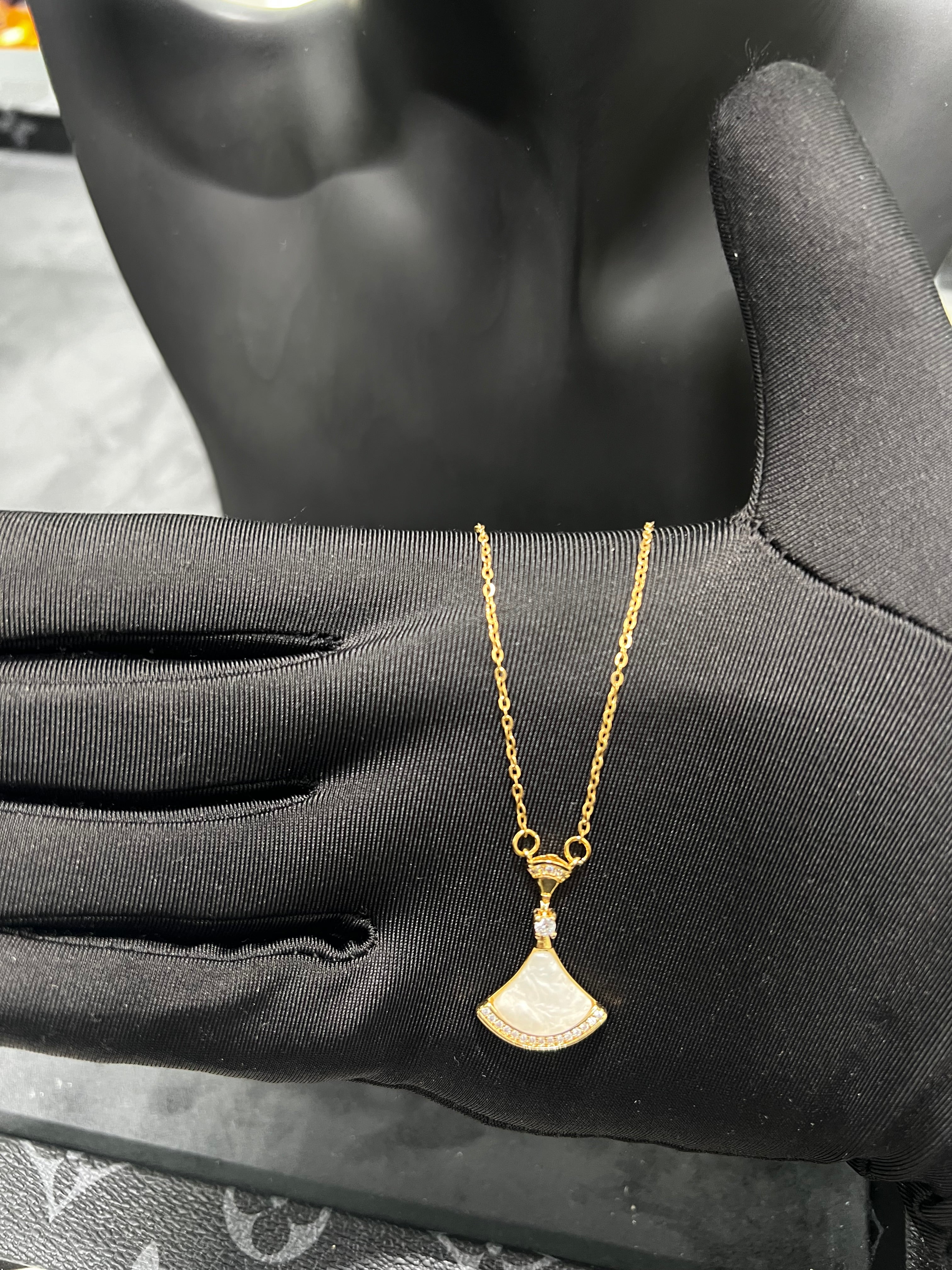 سلسال بولغري الابيض