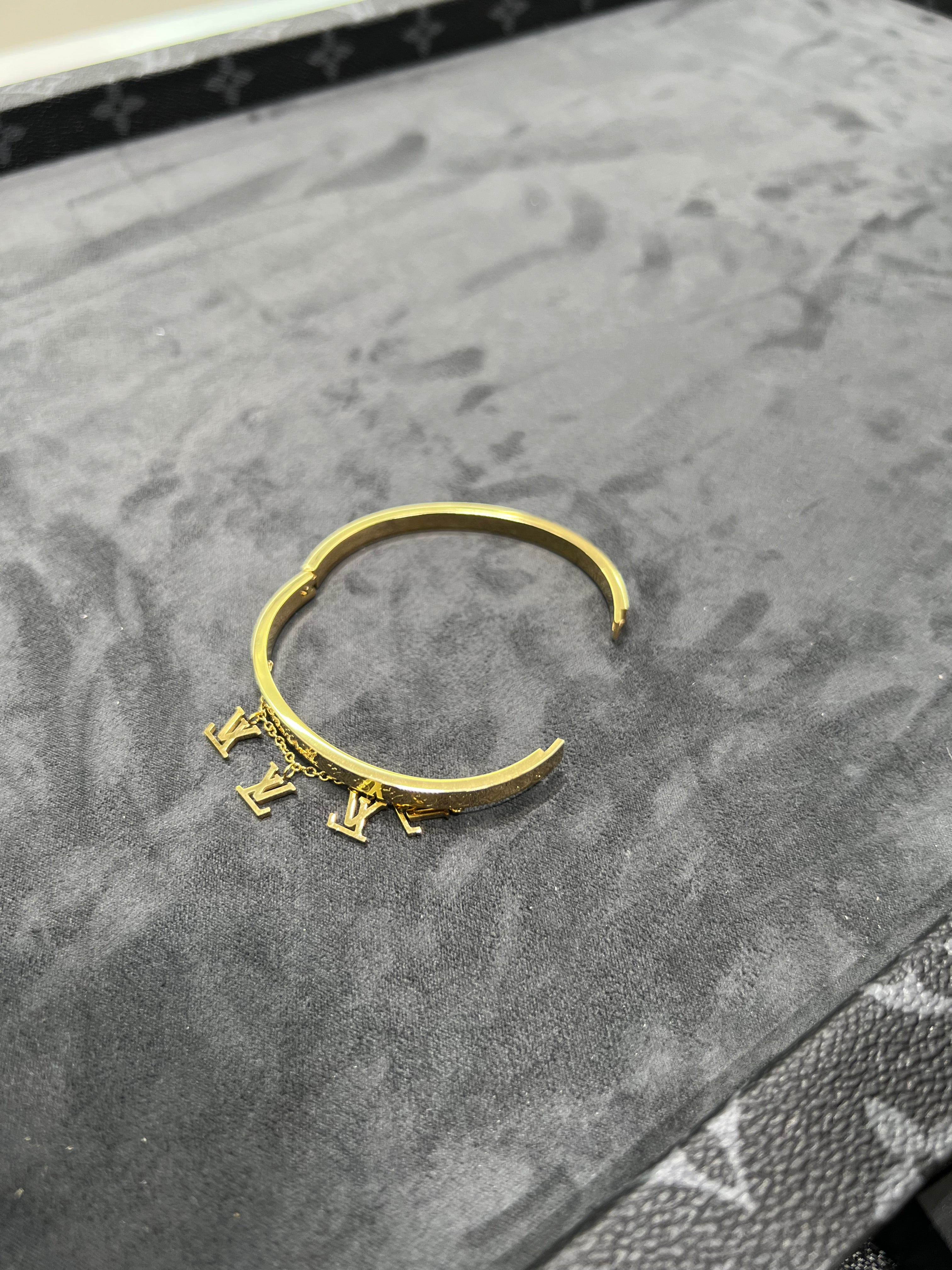 سوار LV قرابيج