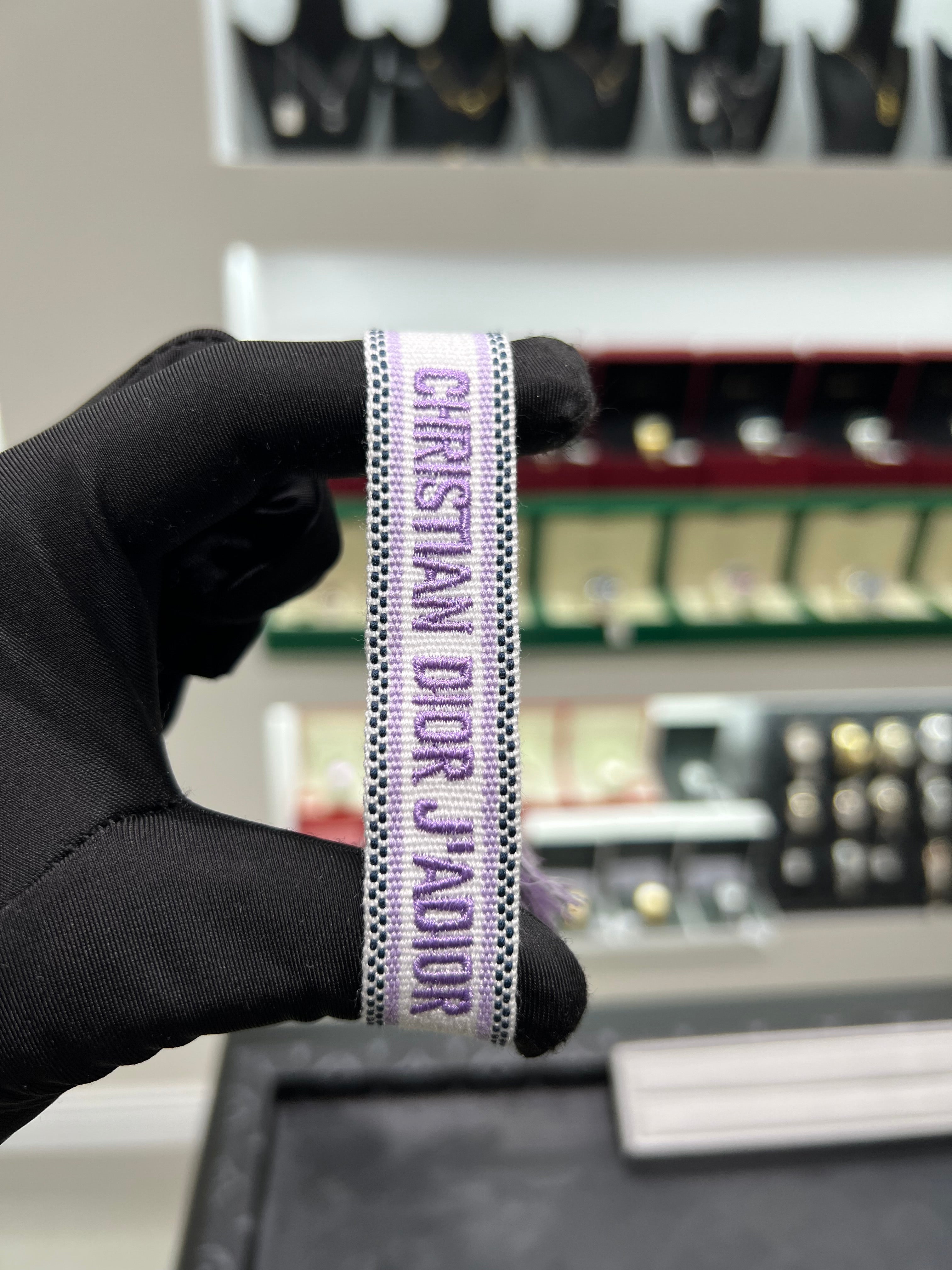 ديور قماش ابيض كتابه بنفسجي