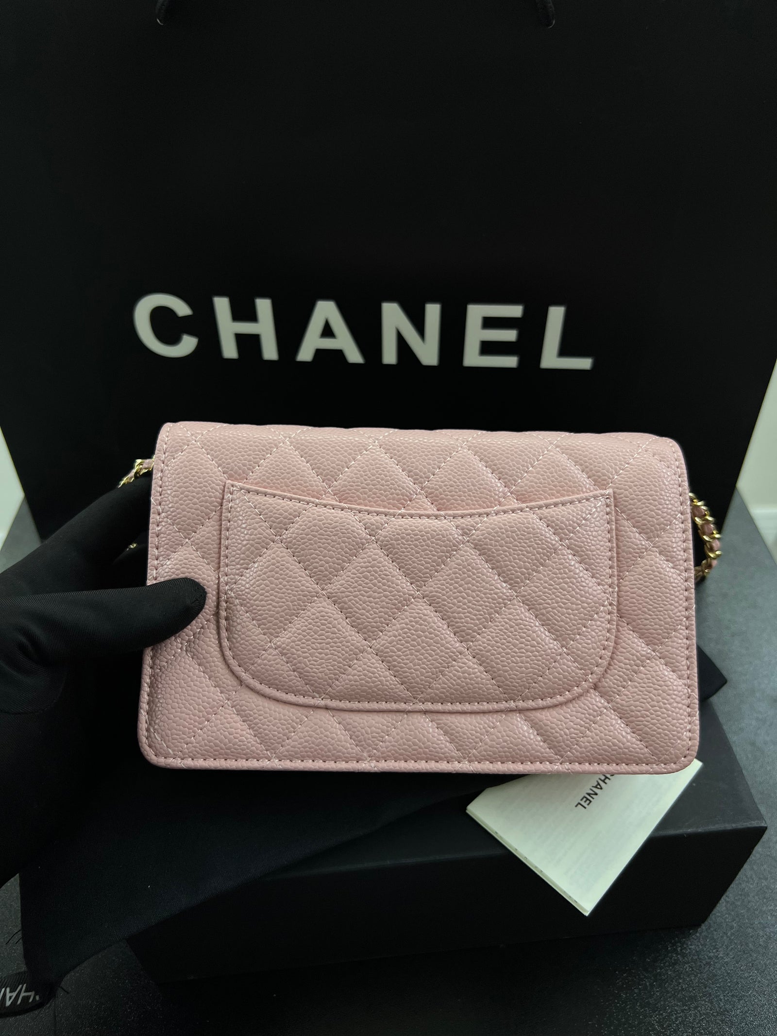 محفظة بسلسلة WOC – وردي كافيار
Wallet on Chain – Pink Caviar
