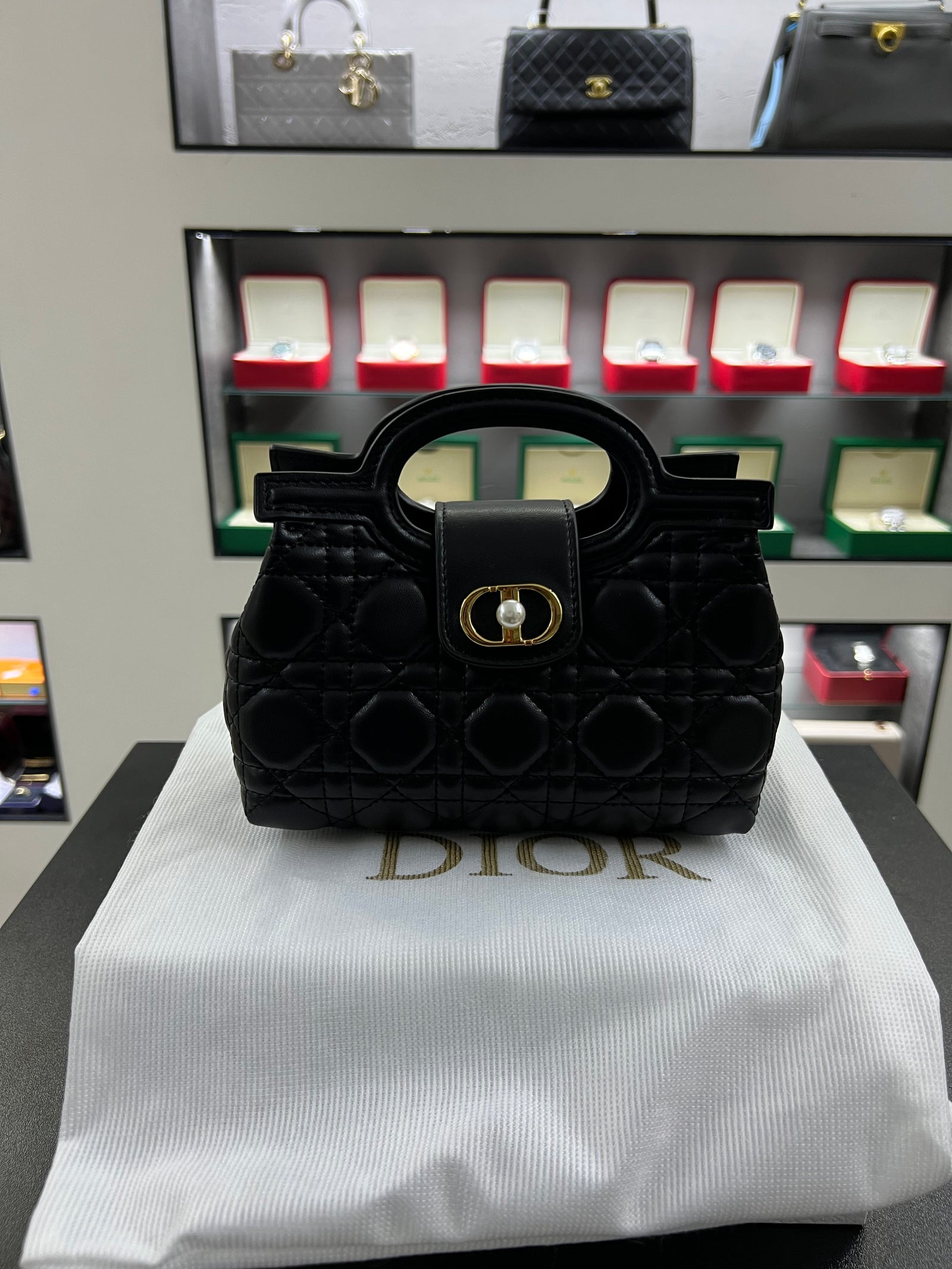 حقيبة كارو ميني بمقبض دائري – أسود كاناج
Caro Mini Ring-Handle Bag – Black Cannage