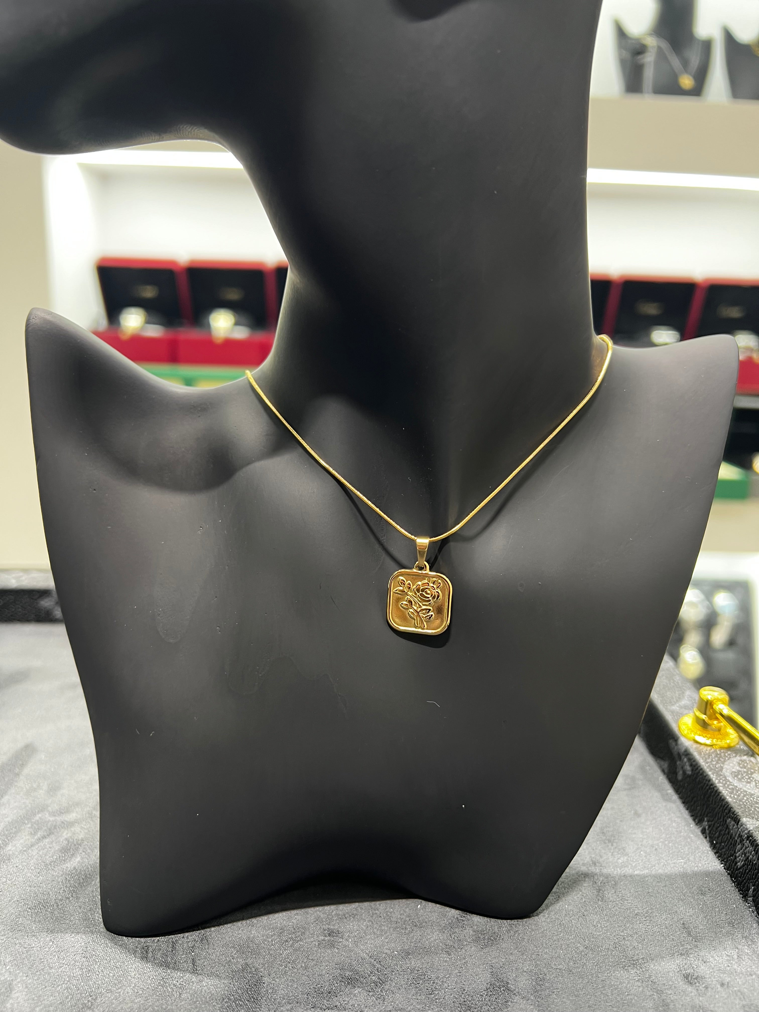 سلسال الورده الذهبيه المربع