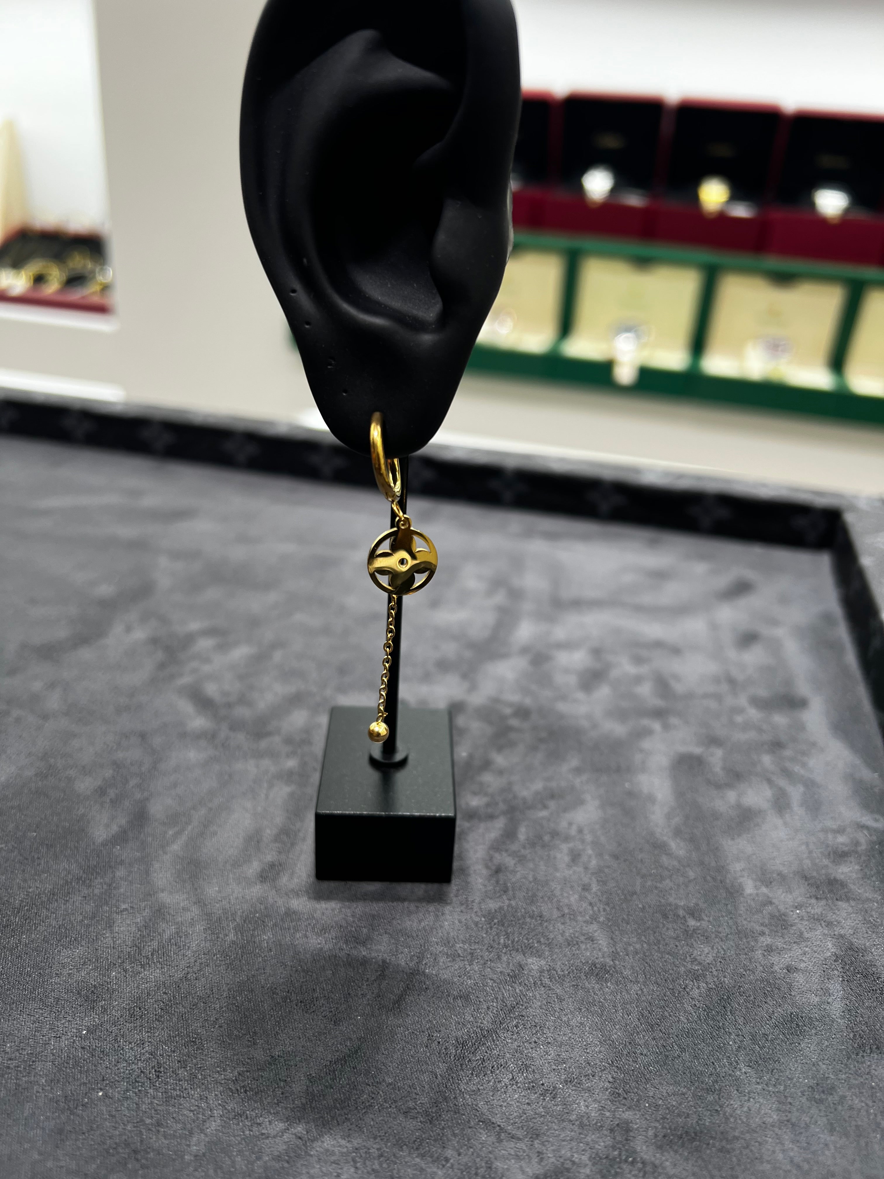 اقراط وردة LV