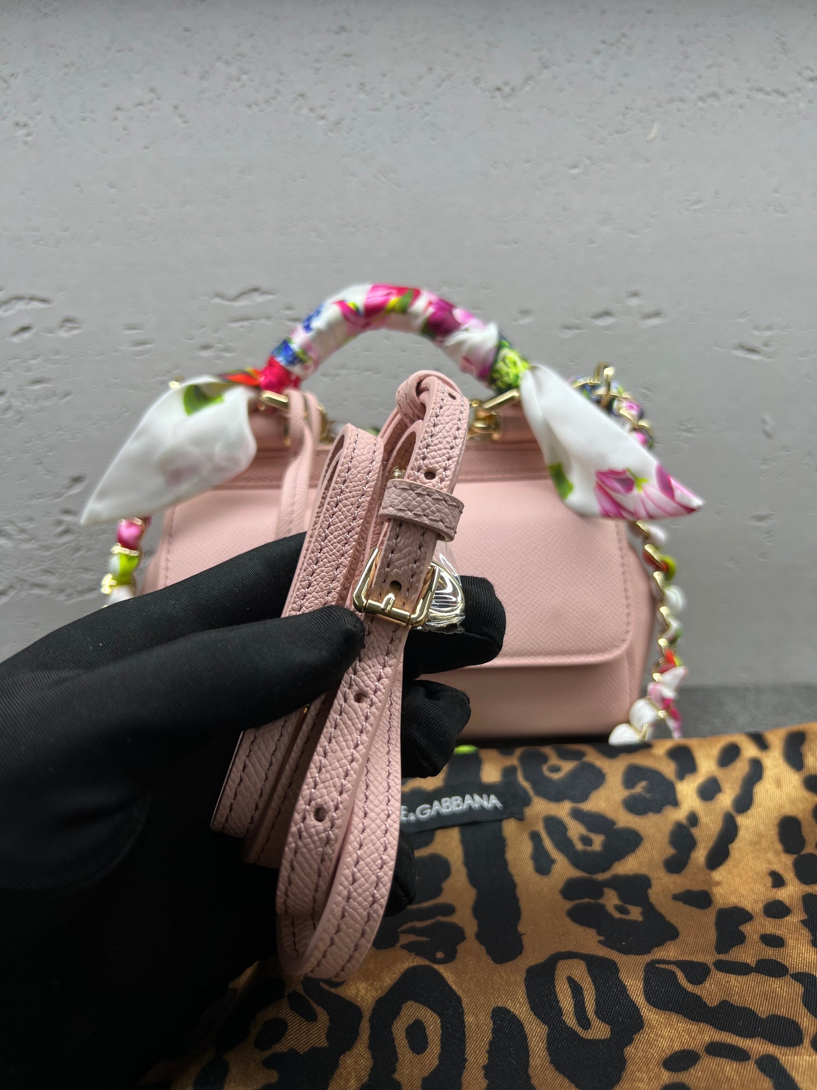 حقيبة سيسيلي الصغيرة بوشاح حرير – وردي
Sicily Bag Small Silk Scarf – Pink