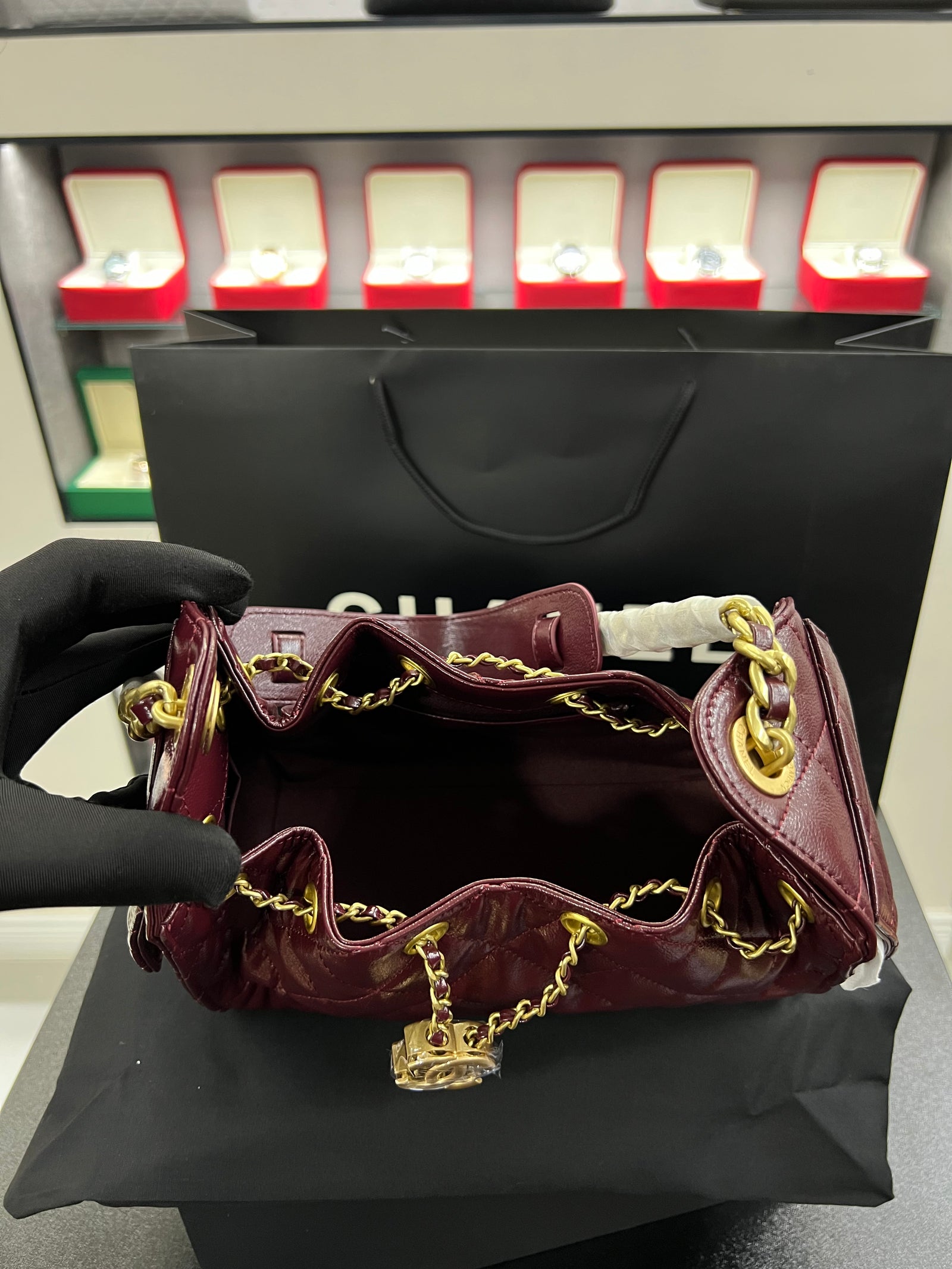 حقيبة هوبو 25 باكت – برقندي جلد لامع
Hobo 25 Bucket Bag – Burgundy Shiny Calfskin