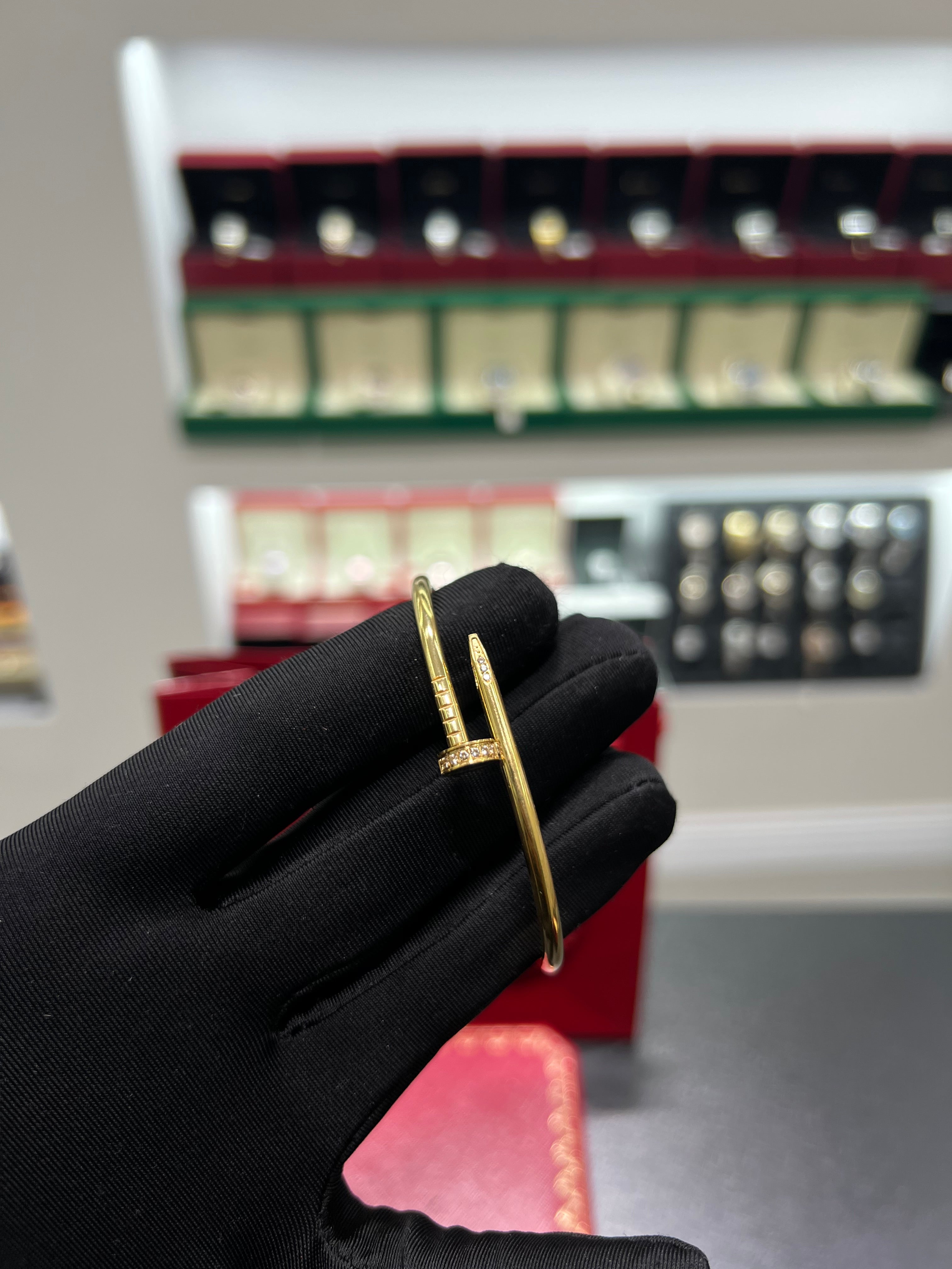 سوار جوست آن كلو ذهبي متوسط الحجم