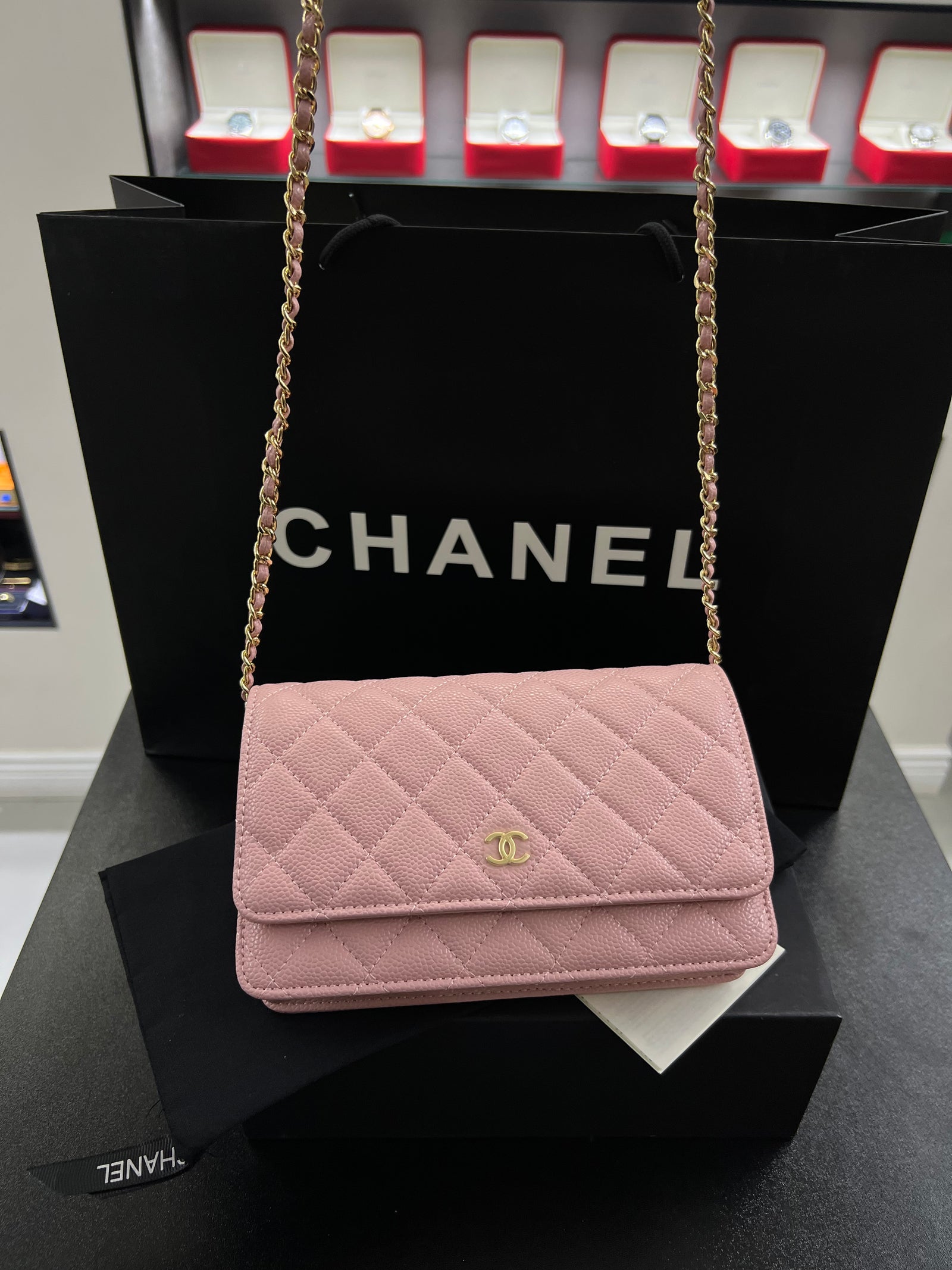 محفظة بسلسلة WOC – وردي كافيار
Wallet on Chain – Pink Caviar