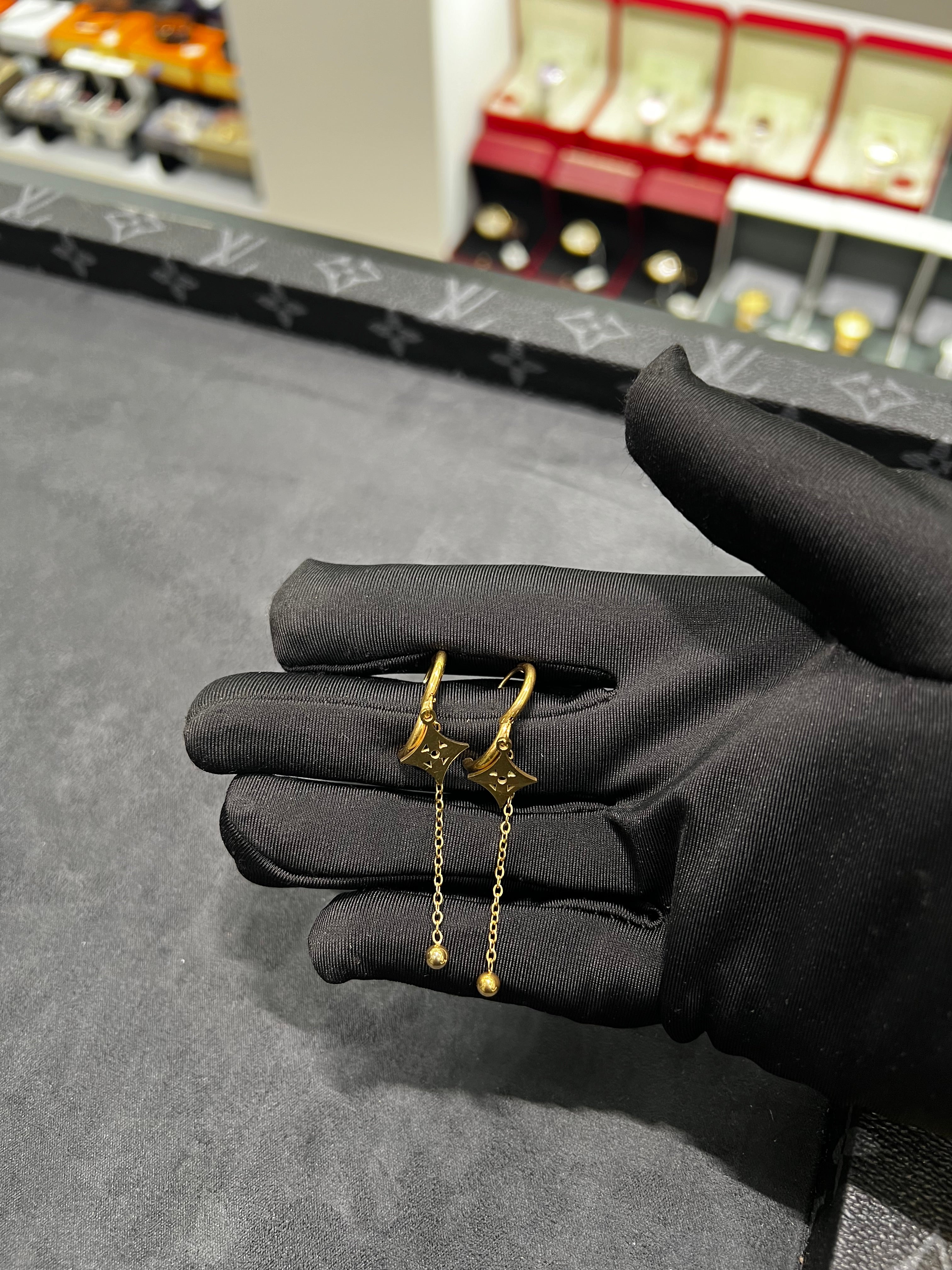 اقراط اذن نجمة LV