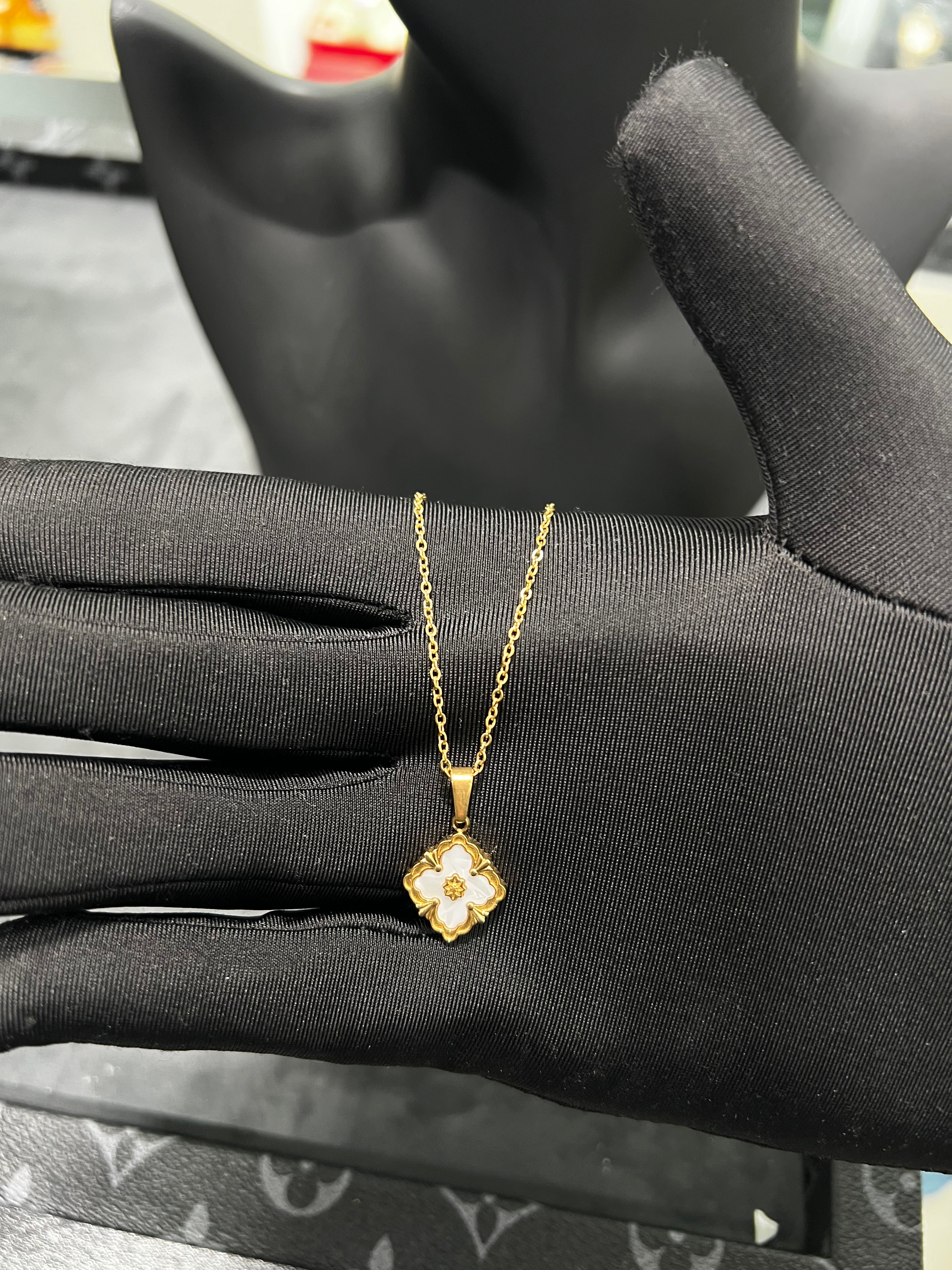 سلسال روبيرتو كوين ابيض