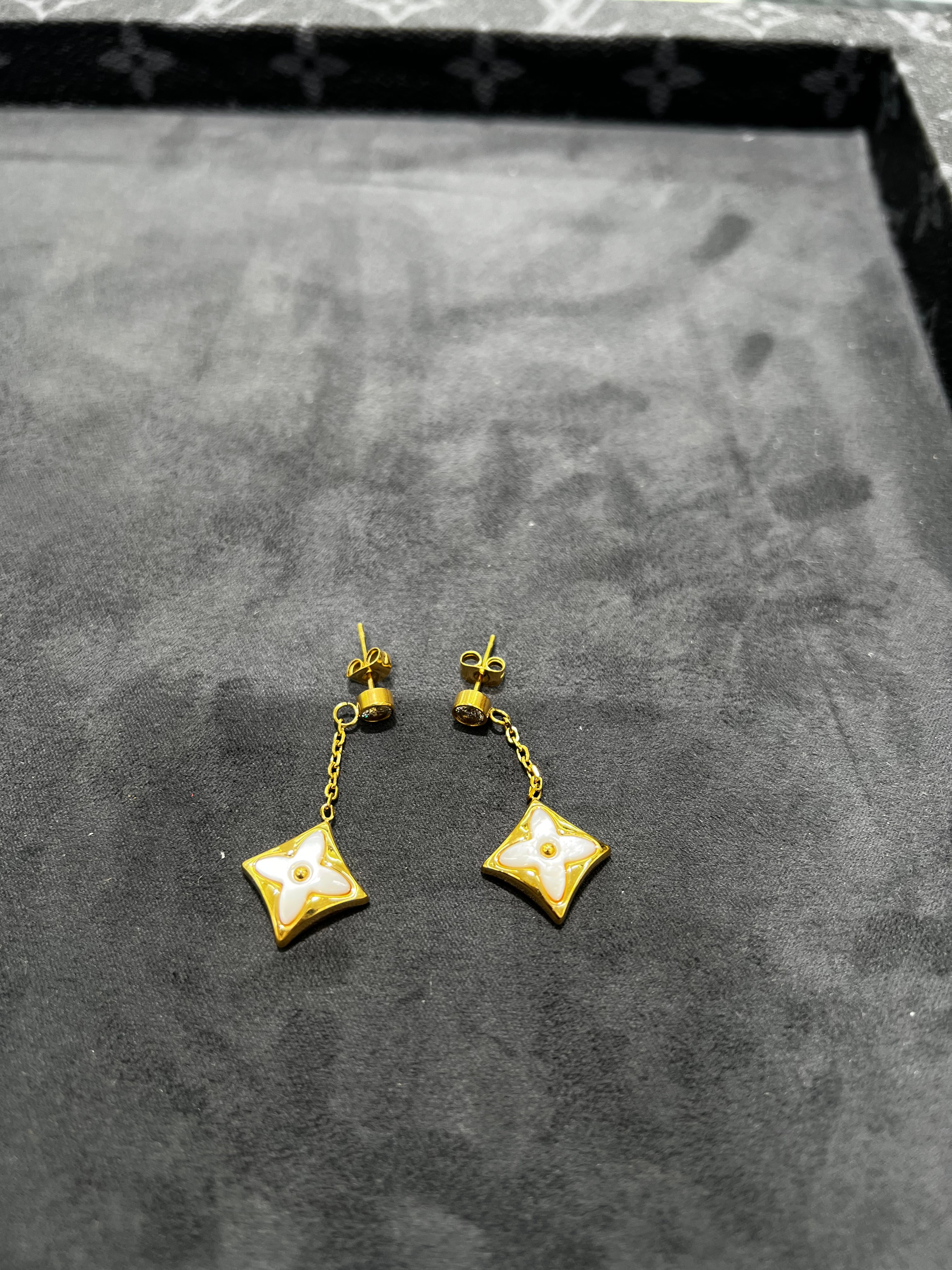 اقراط اذن LVبالحجر الابيض