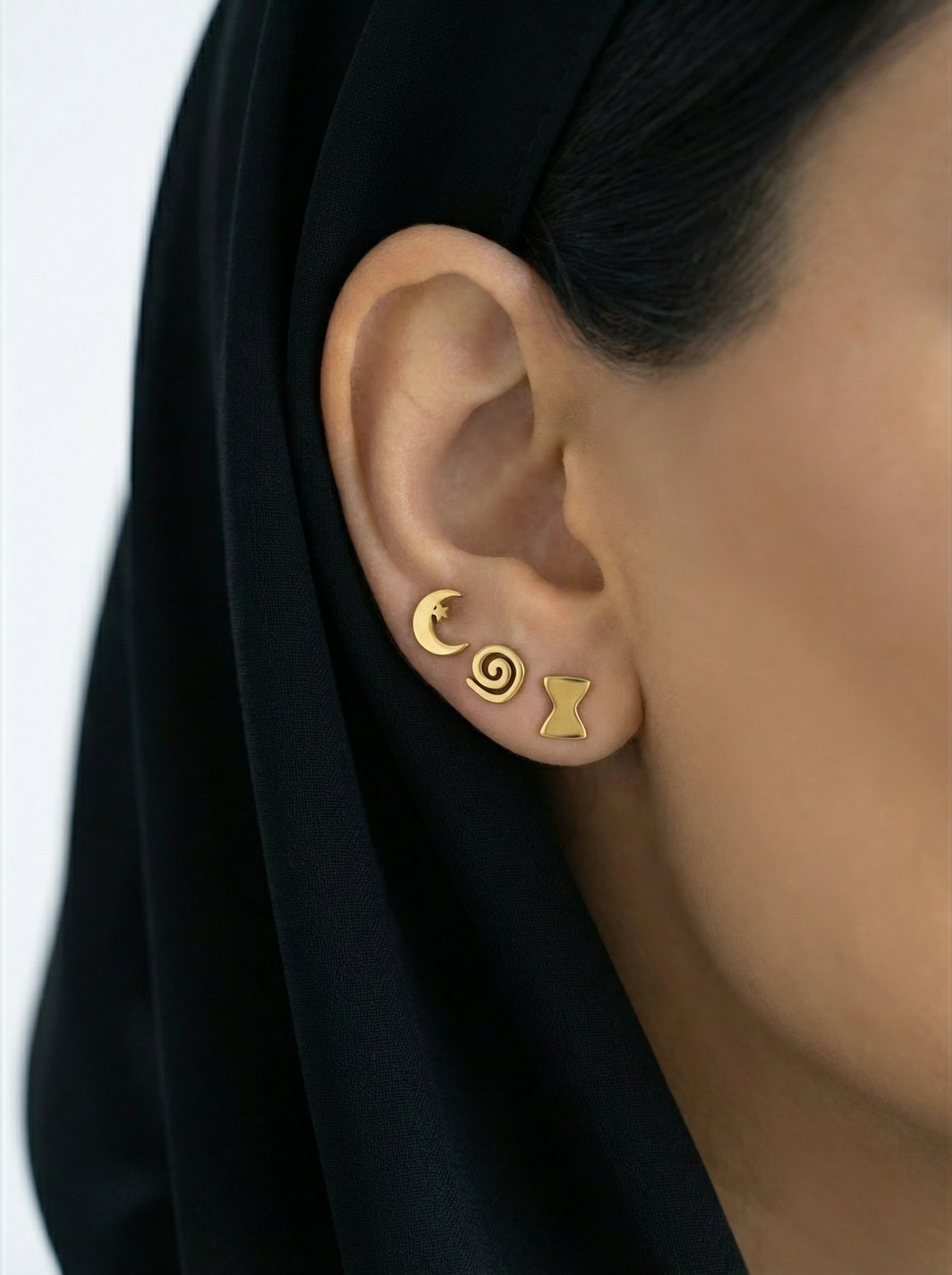 أقراط التلاثيات الهلال