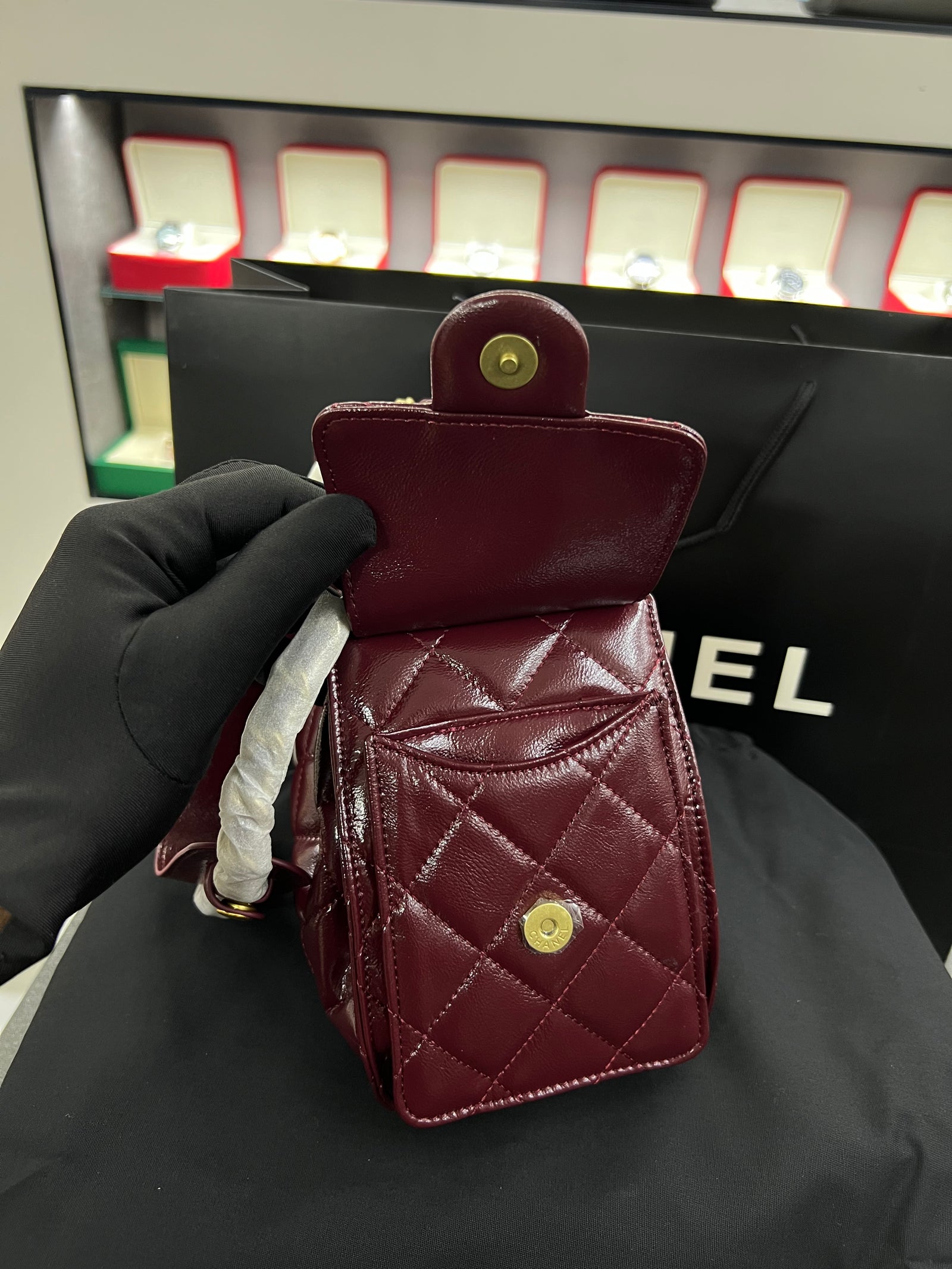 حقيبة هوبو 25 باكت – برقندي جلد لامع
Hobo 25 Bucket Bag – Burgundy Shiny Calfskin