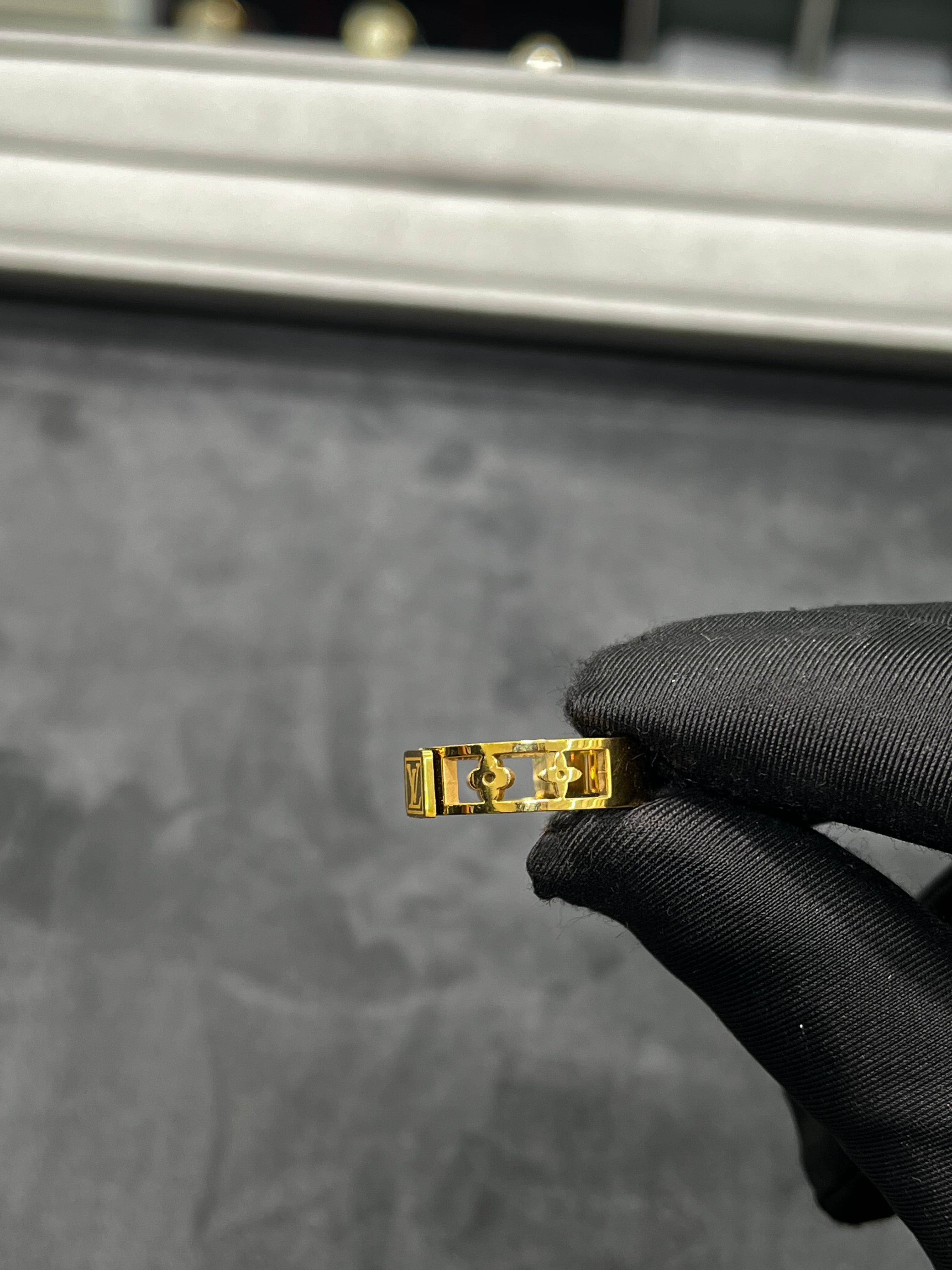 خاتم LVمكعبات