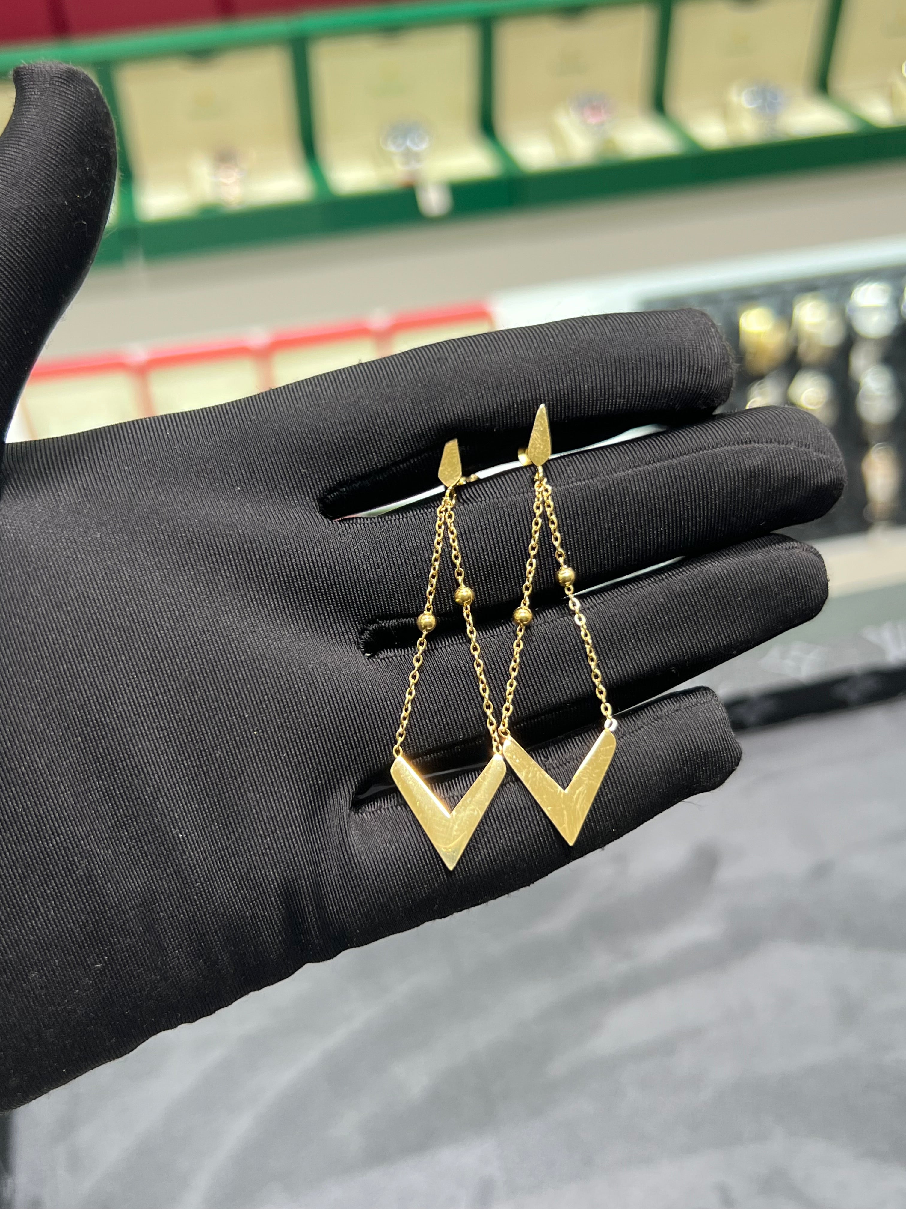 اقراط اذن حرف V