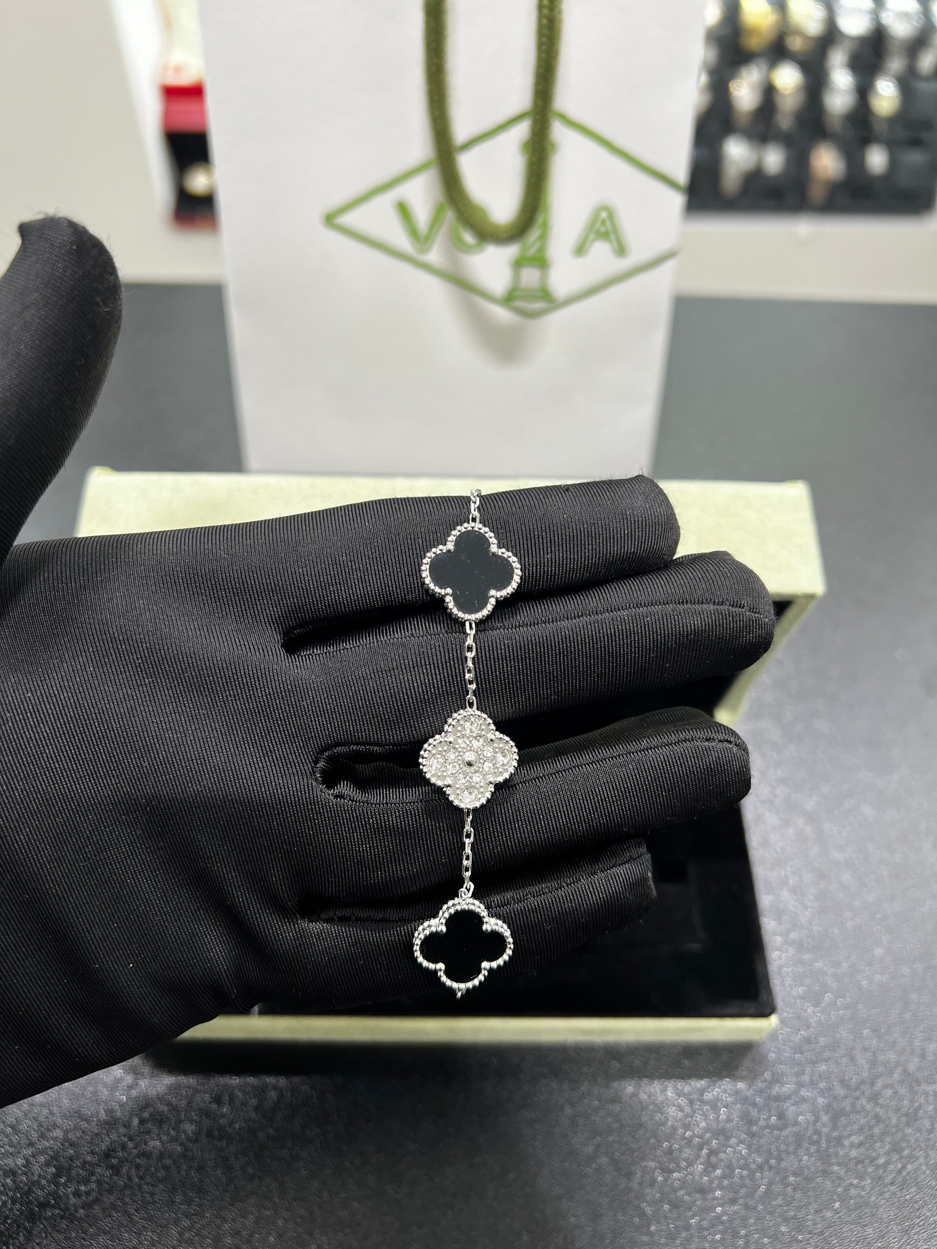 الامبرا اسود مرصع