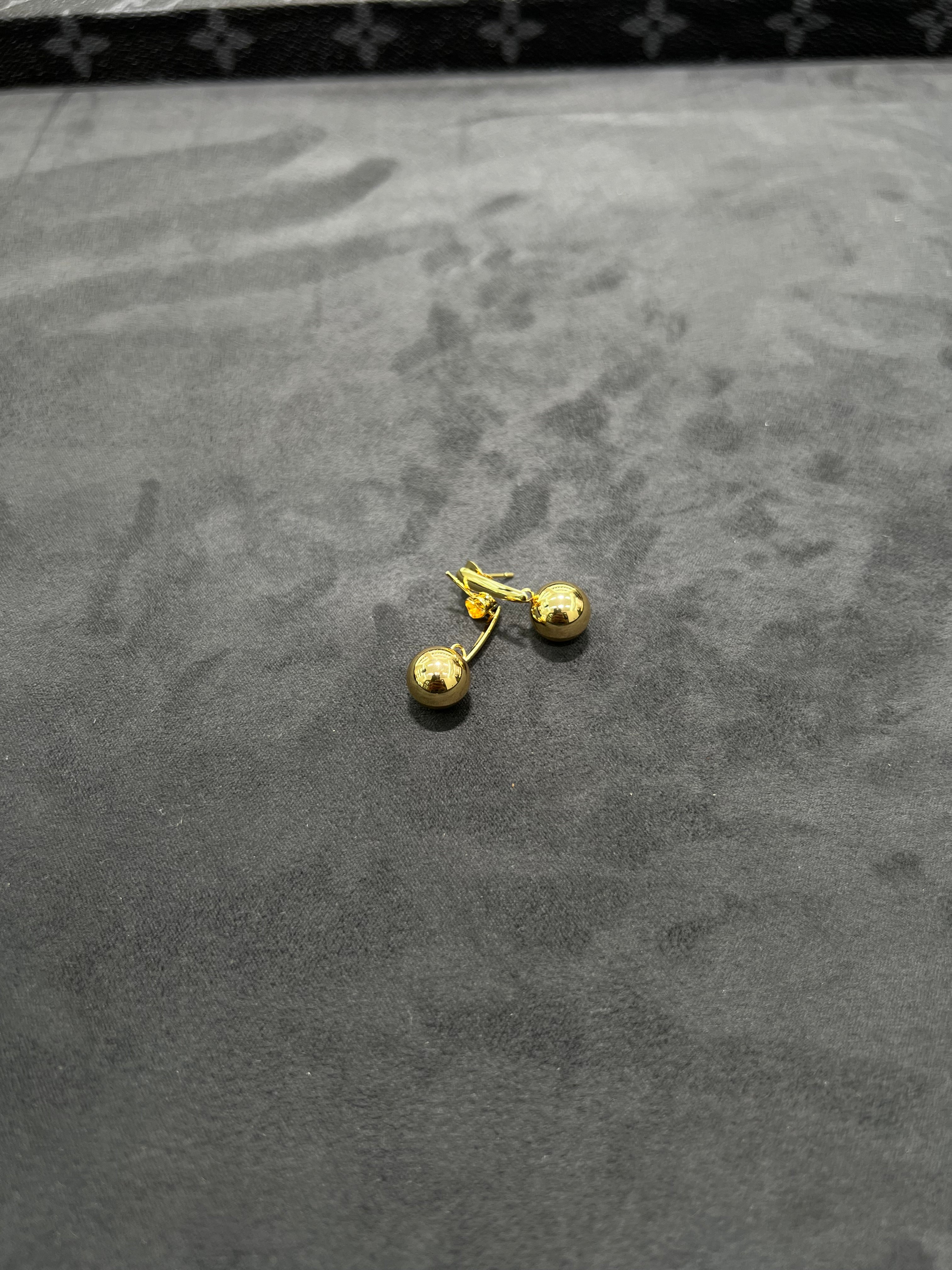 أقراط أذن الكره الذهبيه