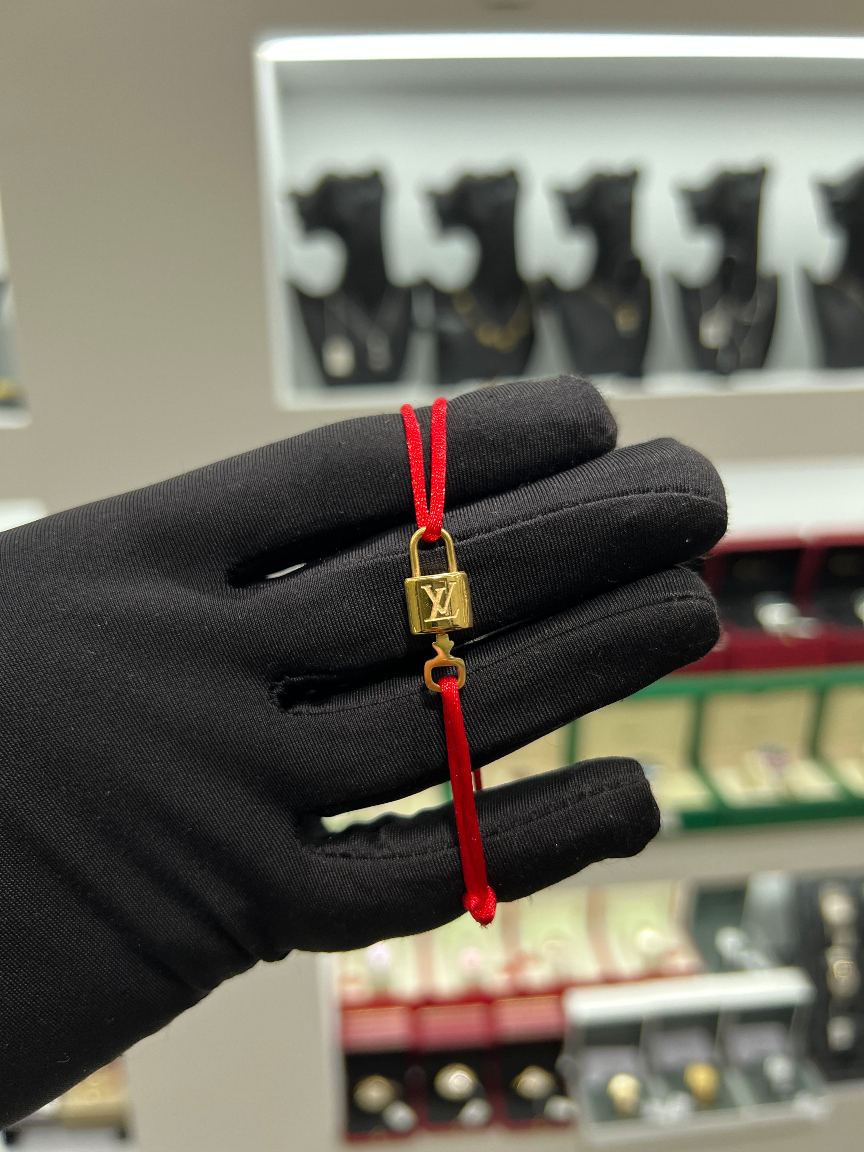 سوار خيط لوي فيتون قفل احمر