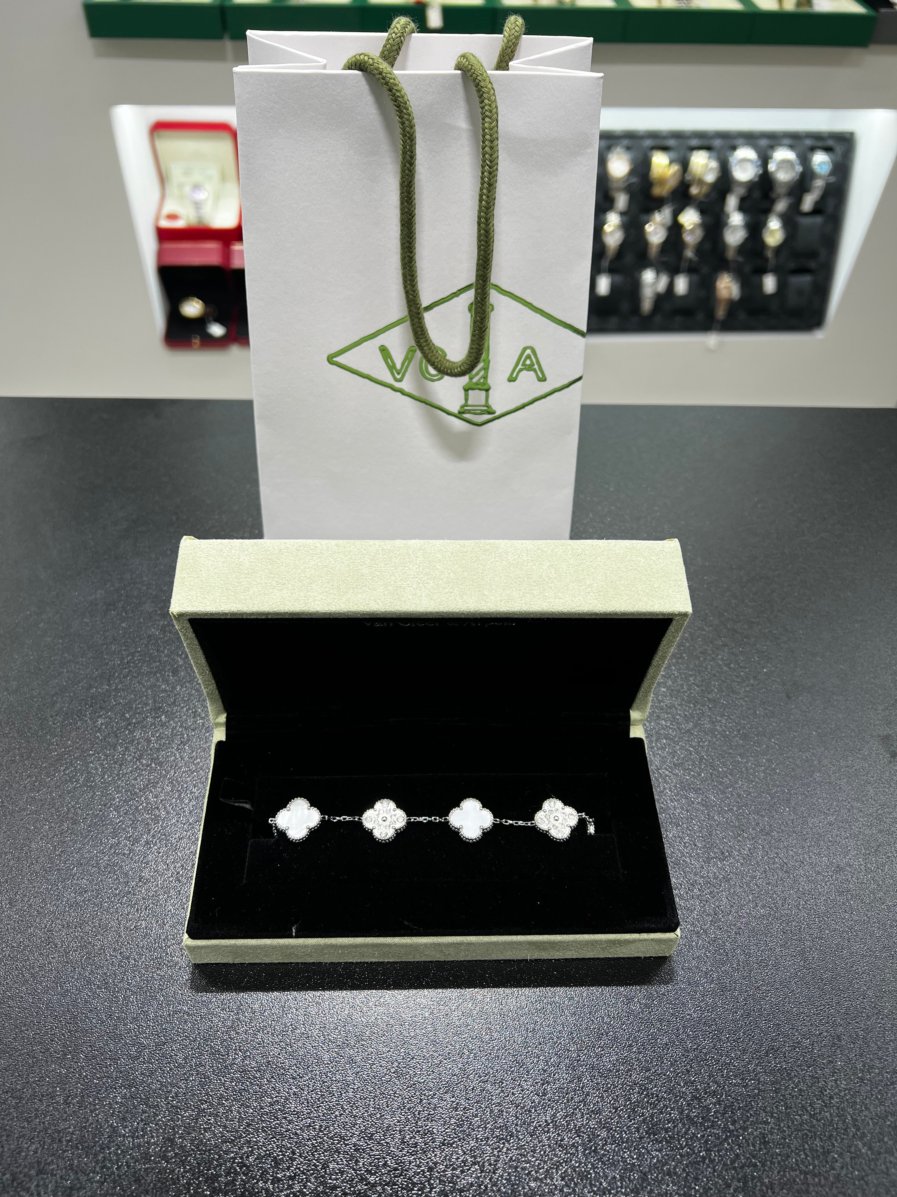 VC
لامبرا ابيض مرصع