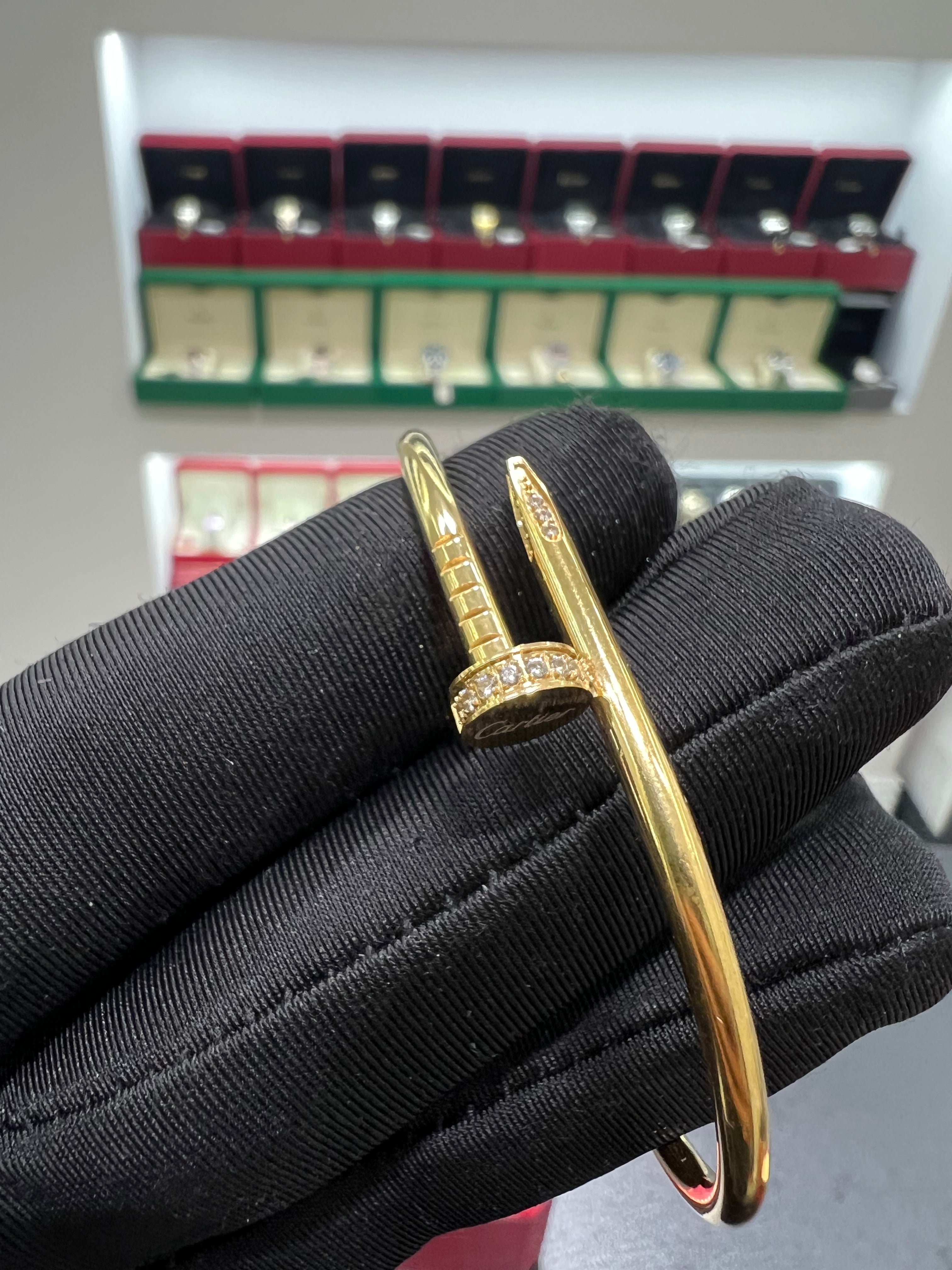 سوار جوست آن كلو ذهبي متوسط الحجم