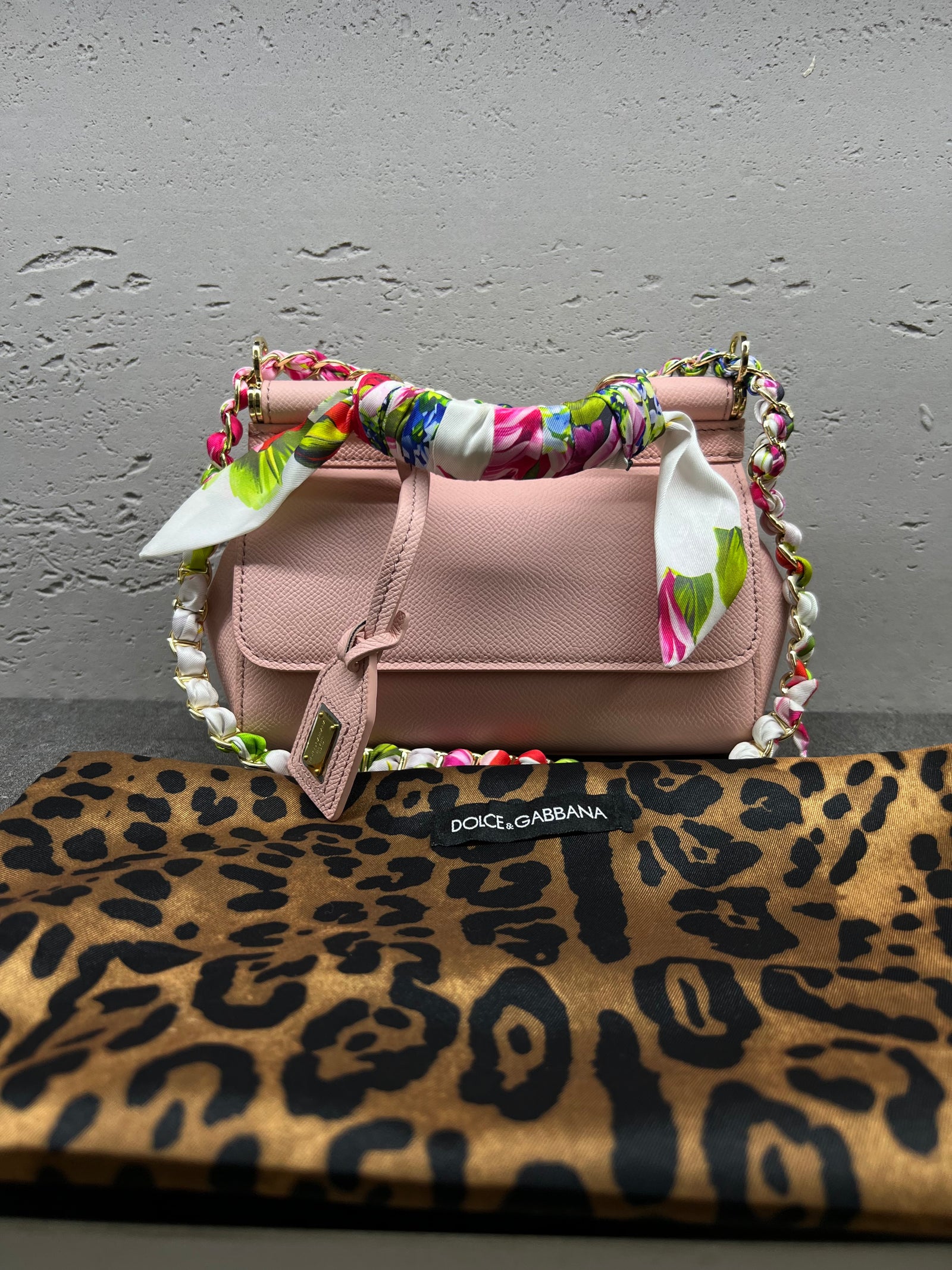 حقيبة سيسيلي الصغيرة بوشاح حرير – وردي
Sicily Bag Small Silk Scarf – Pink