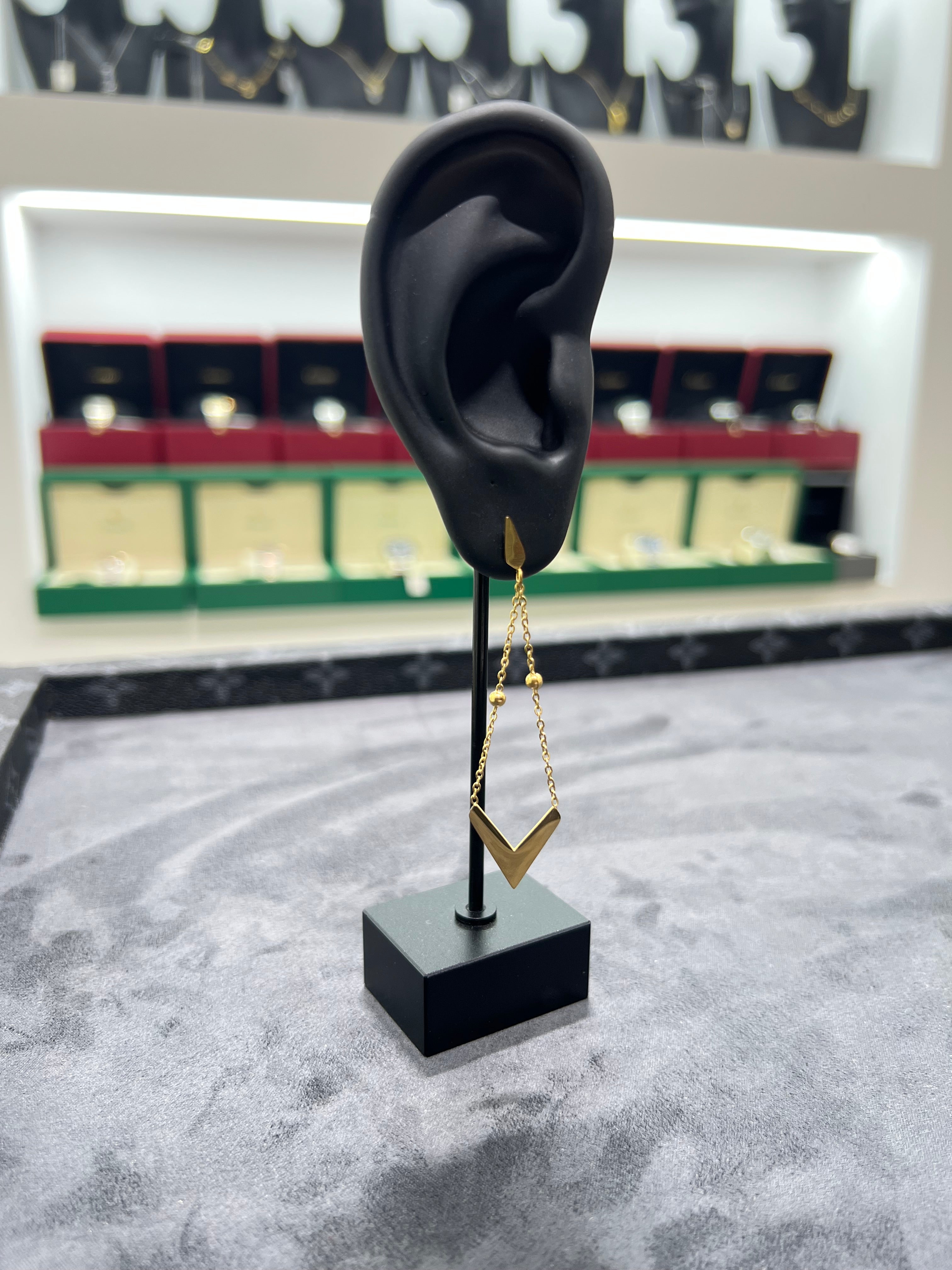 اقراط اذن حرف V