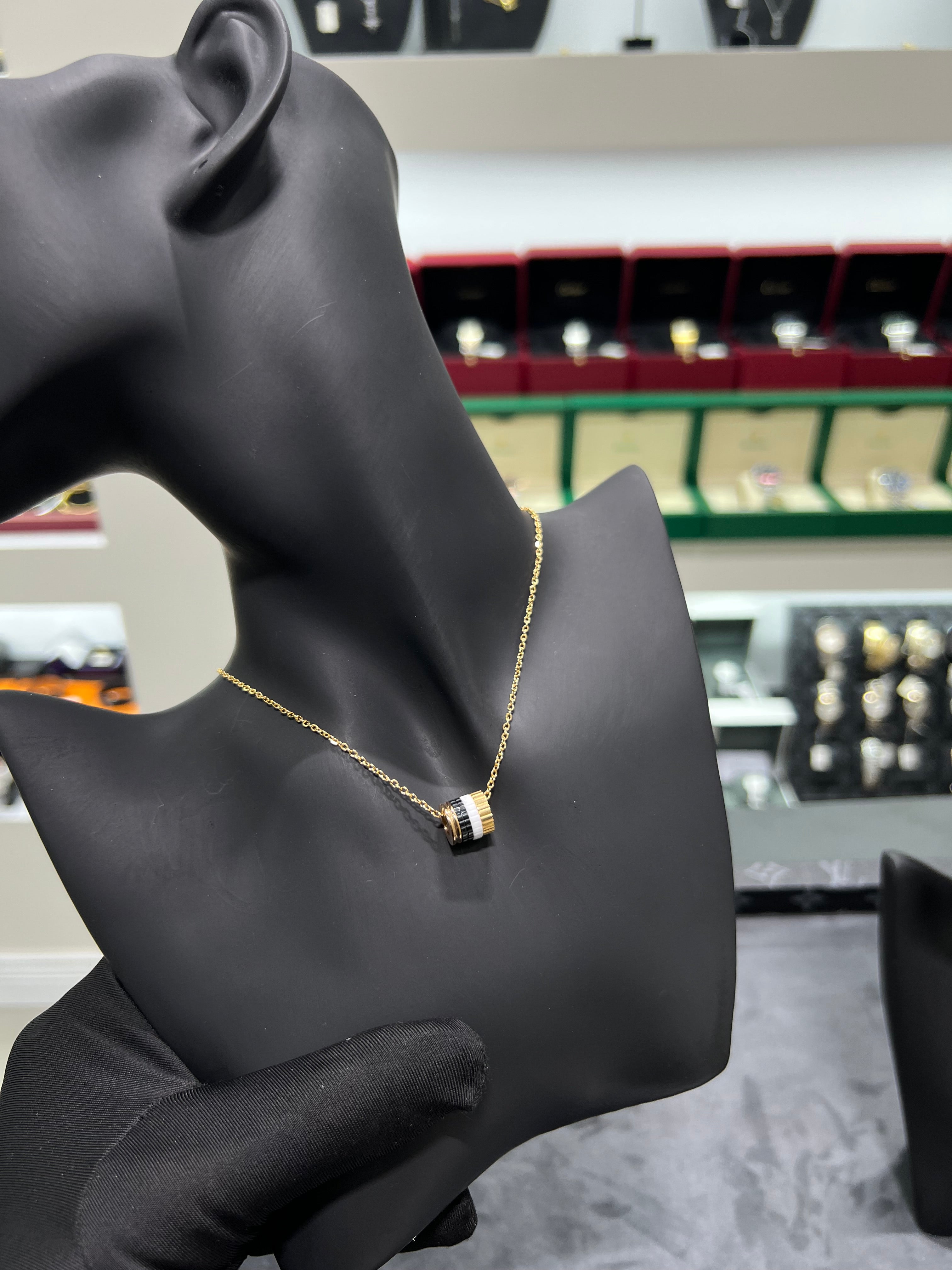 سلسال بوشرون اسود