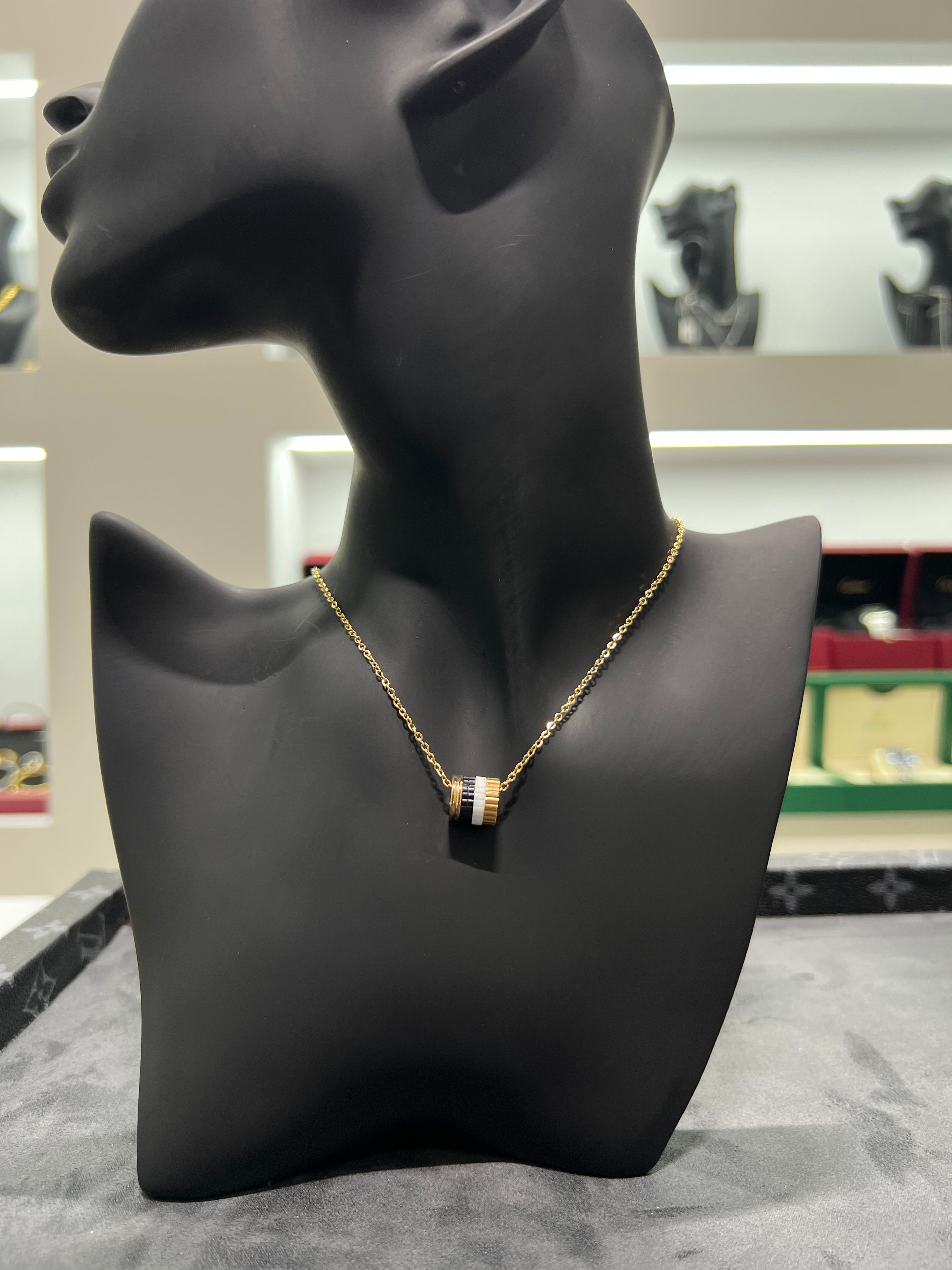 سلسال بوشرون اسود