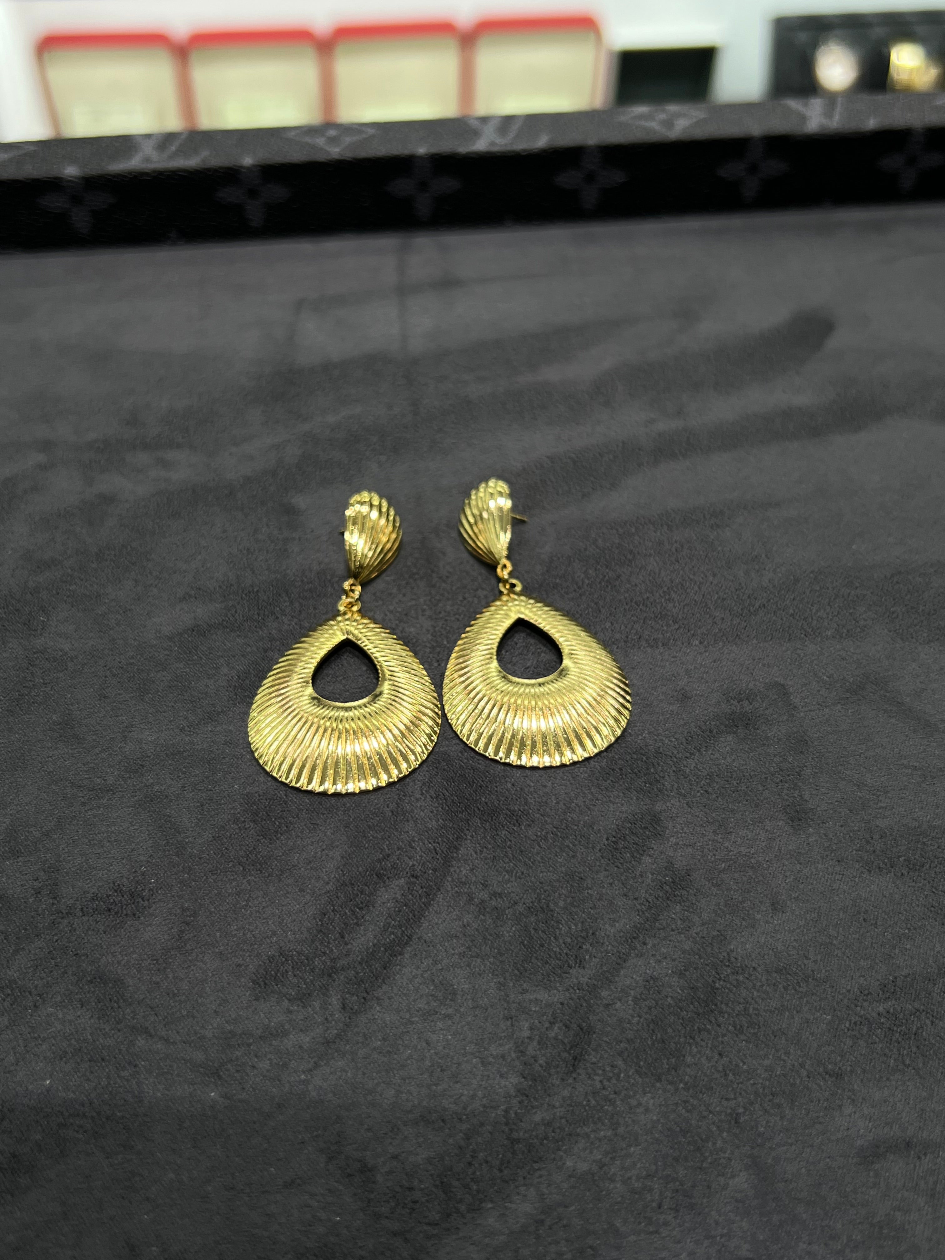 اقراط اذن الصدفتين