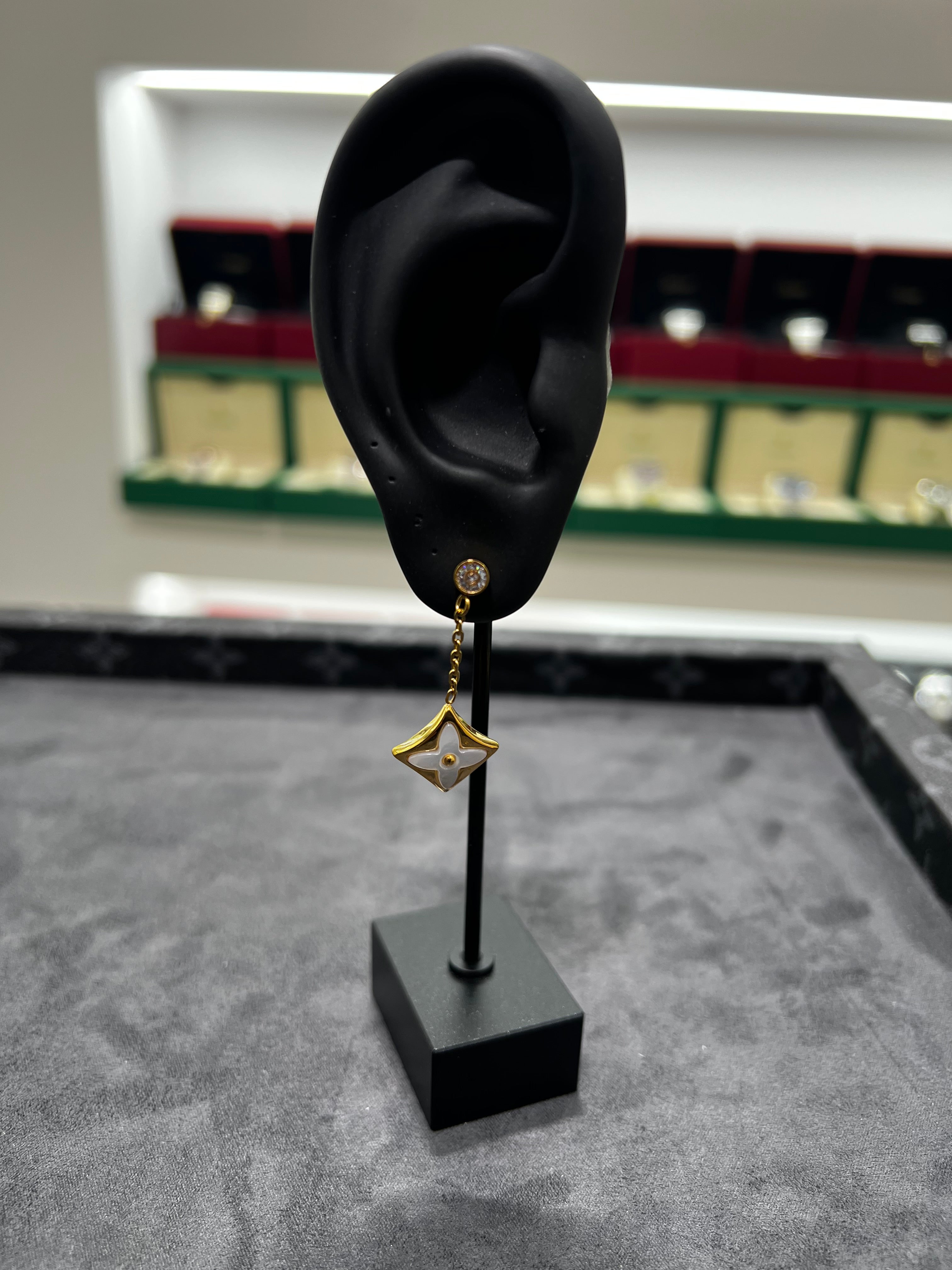 اقراط اذن LVبالحجر الابيض