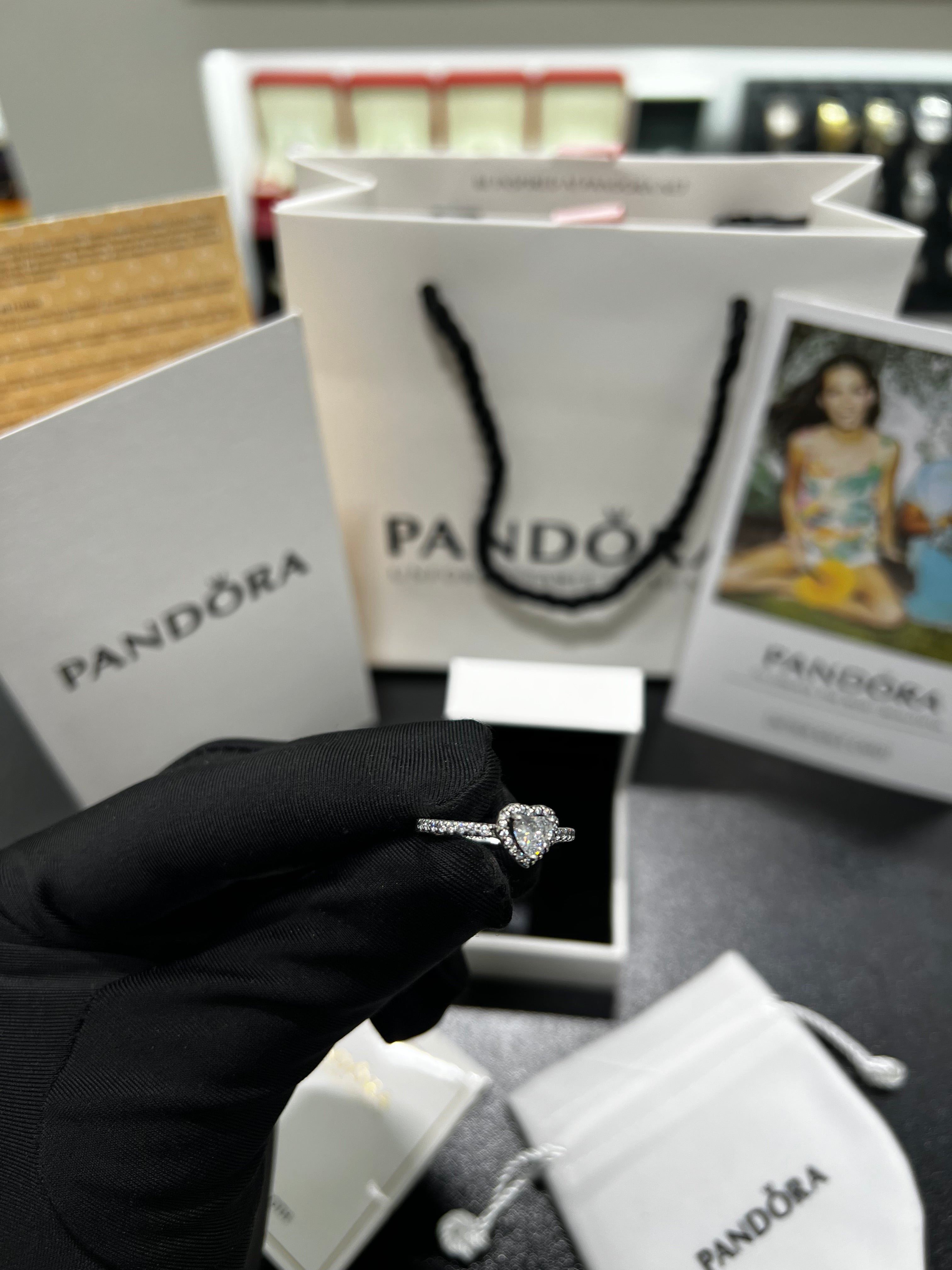 خاتم باندورا القلب الابيض