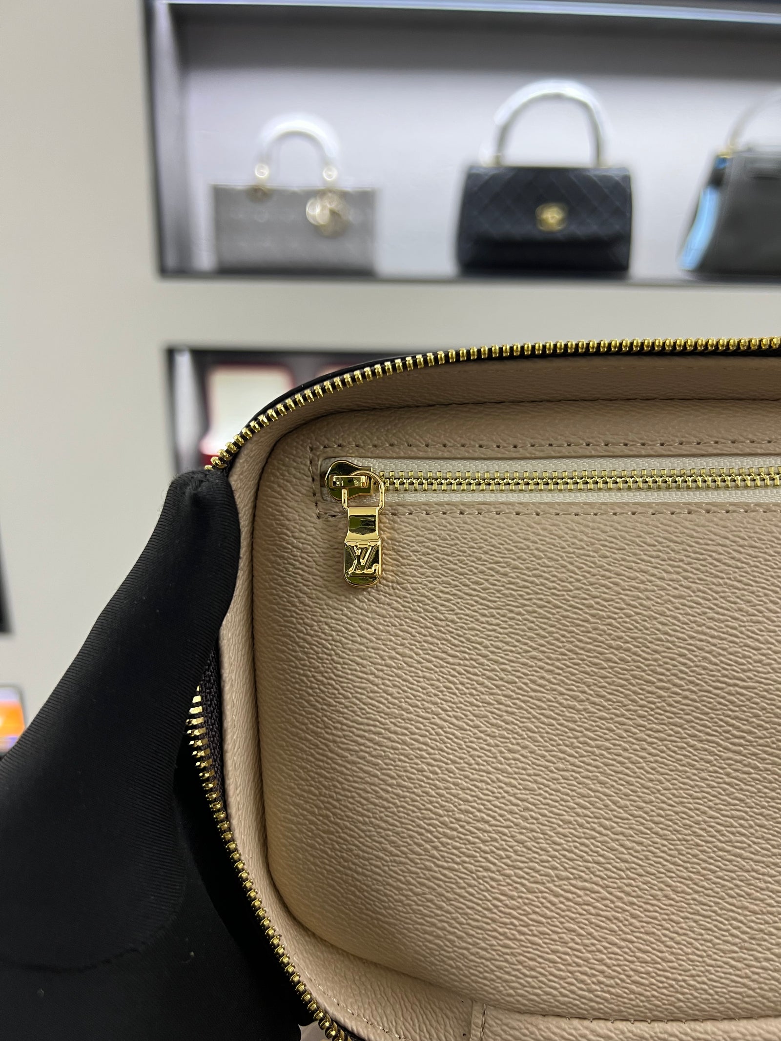 حقيبة نايس فانيتي – مونوجرام للتجميل
Nice Vanity – Monogram Beauty Case