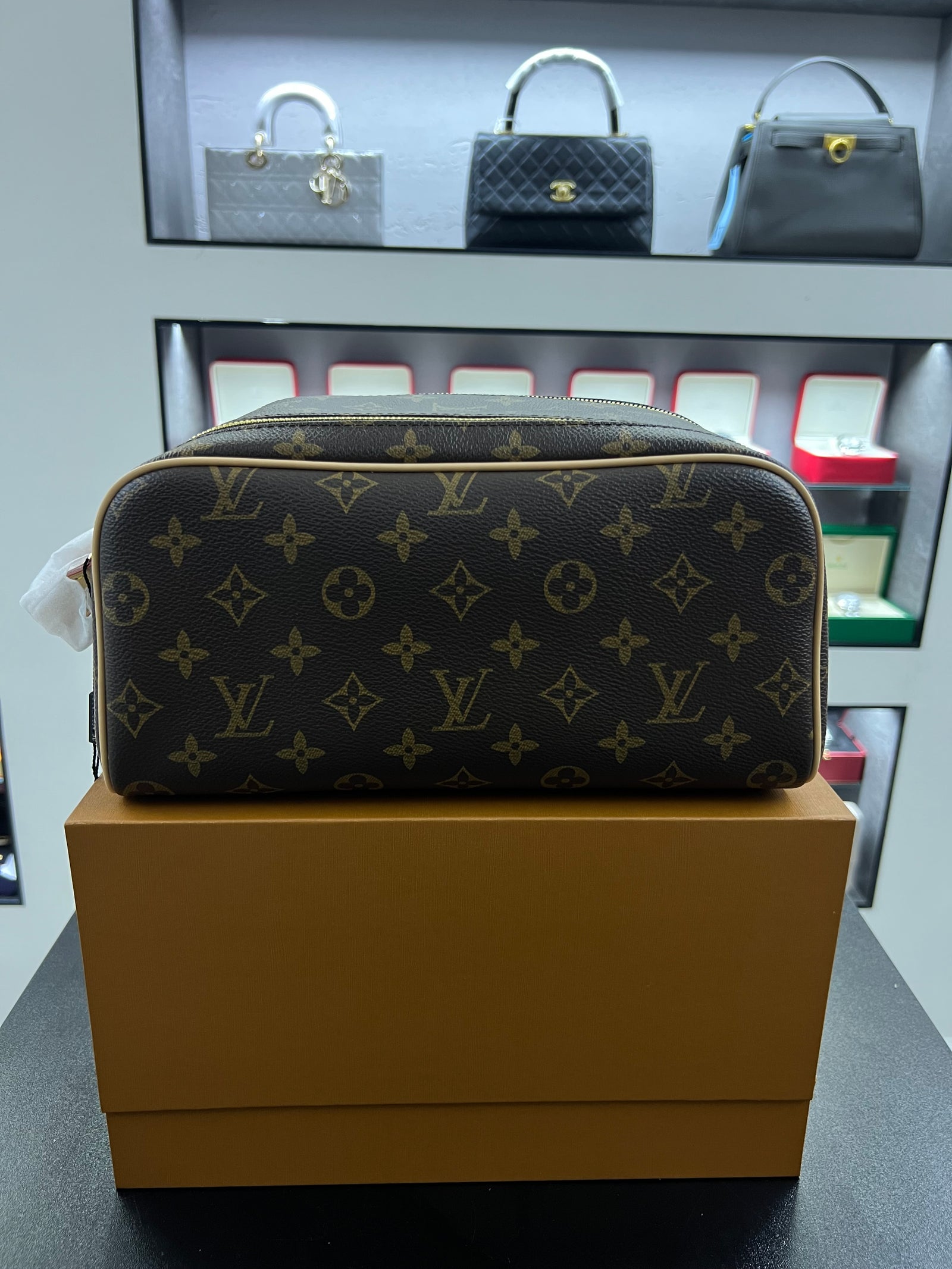 طقم حقيبتين مونوجرام (قطعتان)
Monogram Pouch Set (2 Pieces)