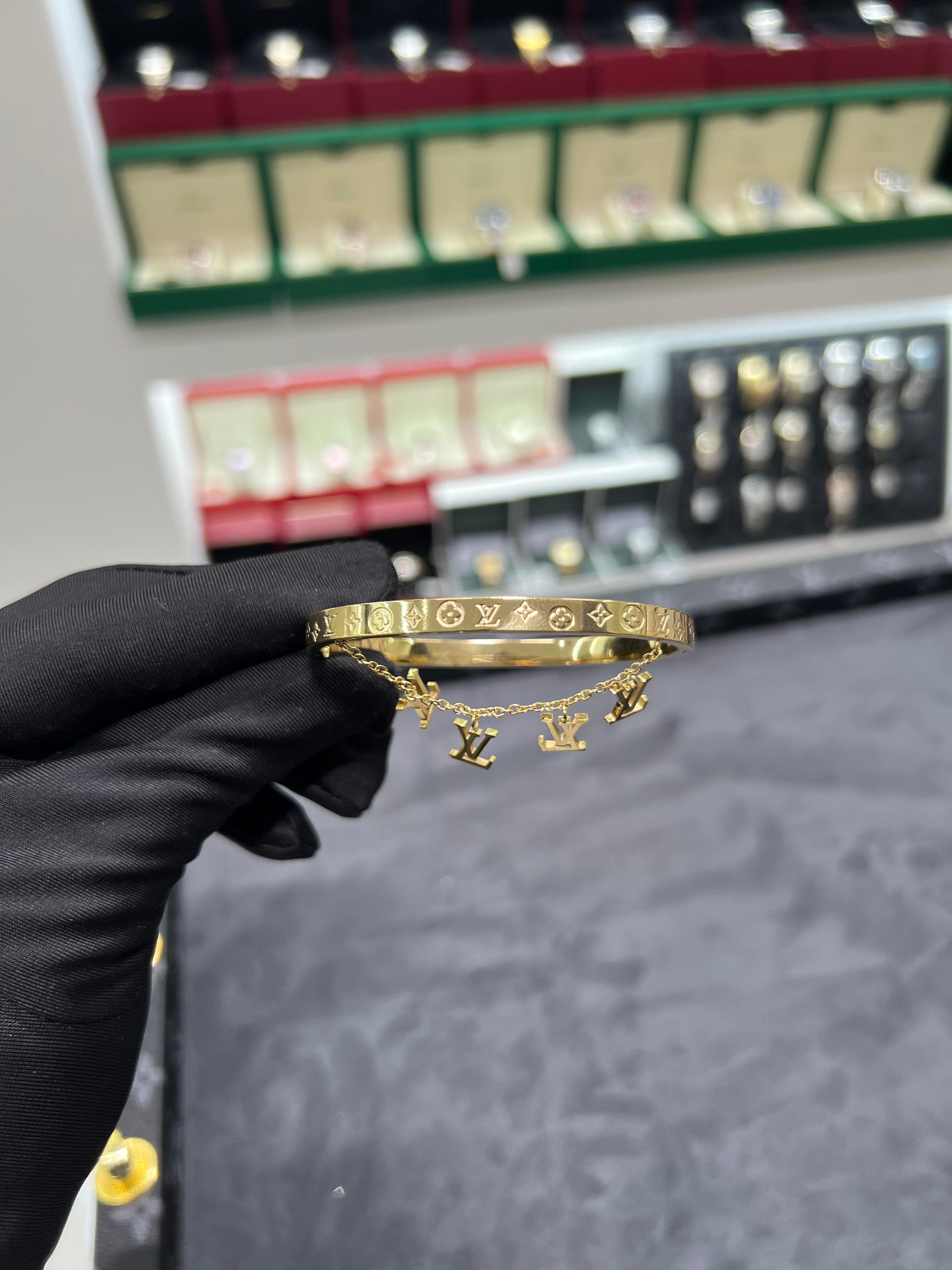 سوار LV قرابيج