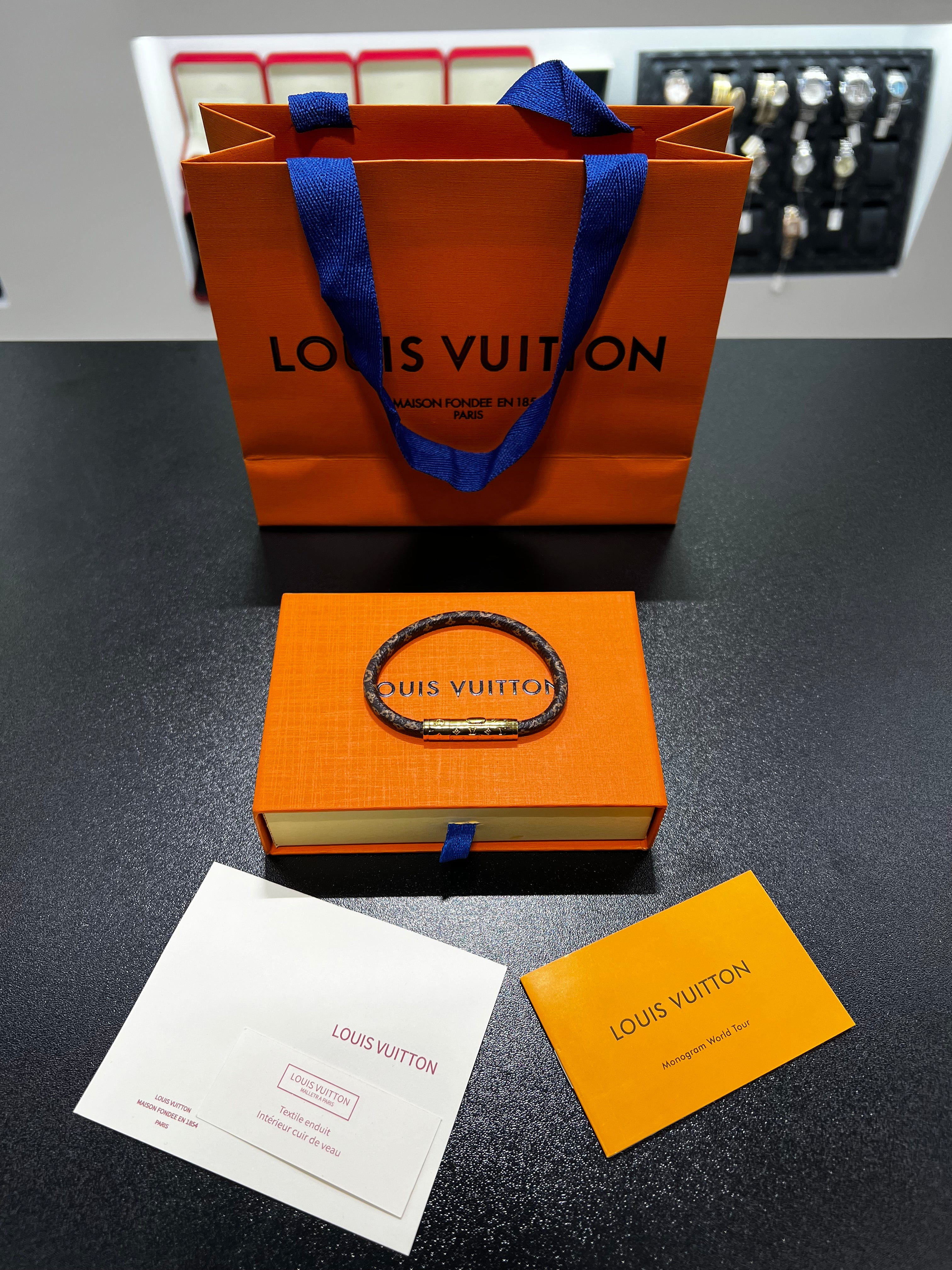 سوار جلد LV بني مقاس 19