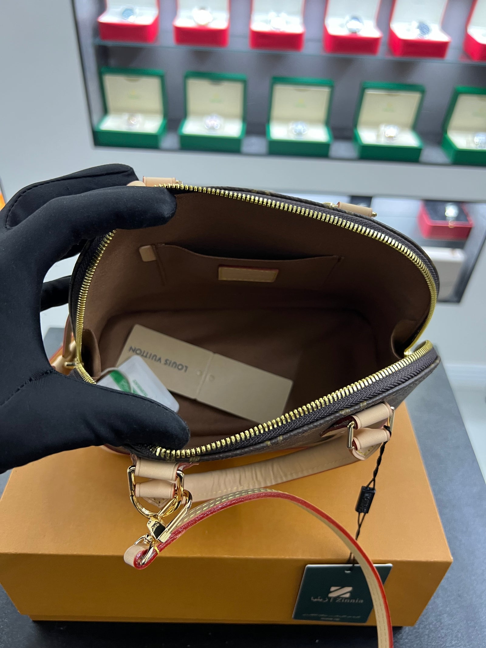 حقيبة الما BB – مونوجرام بشكل القبة
Alma BB – Monogram Dome Bag