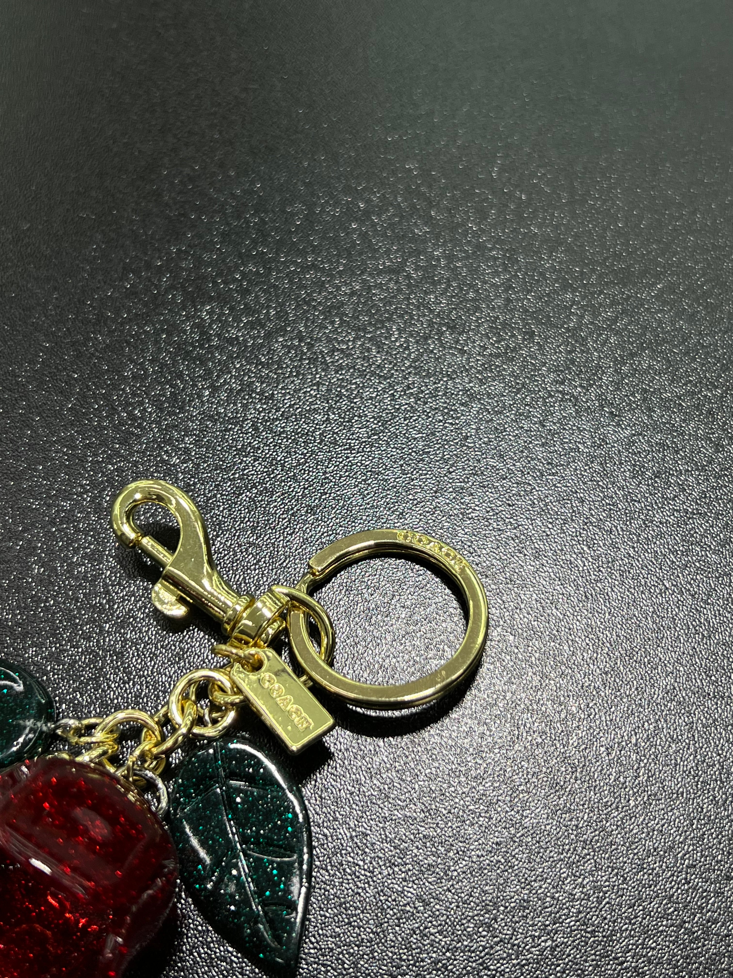 ميدالية cöach الورده الحمراء