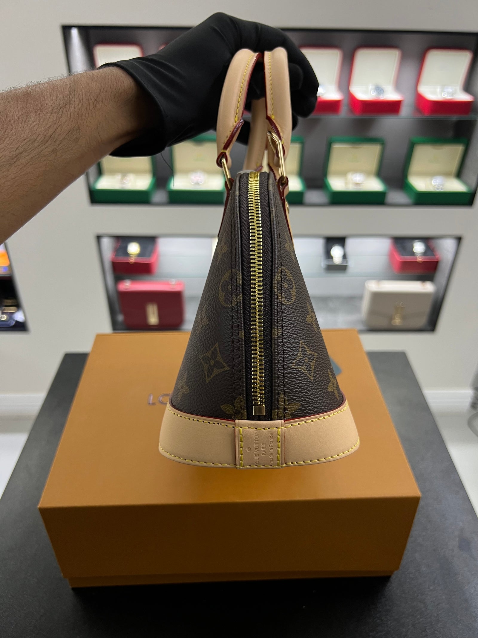 حقيبة الما BB – مونوجرام بشكل القبة
Alma BB – Monogram Dome Bag