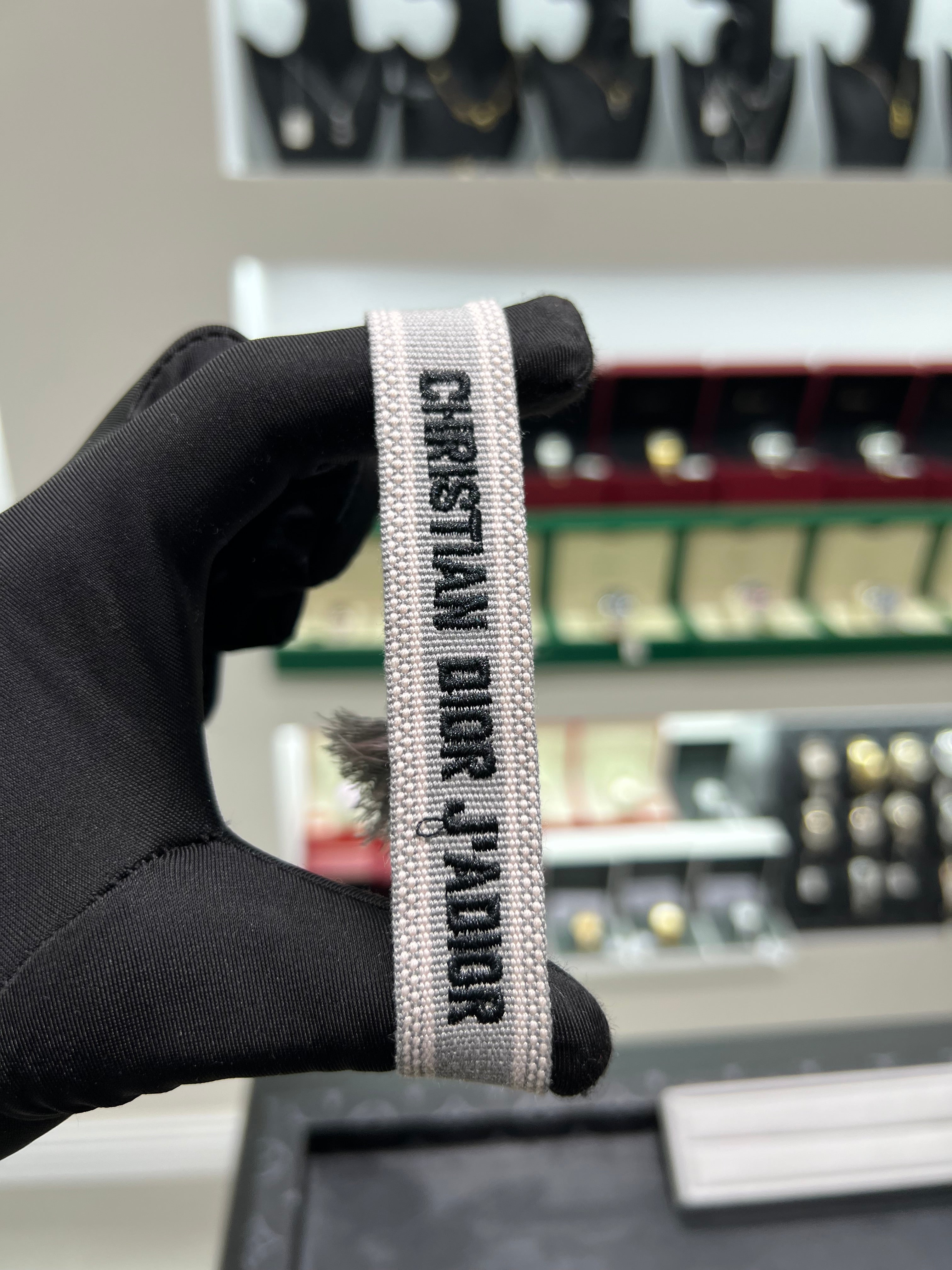 ديور قماش رمادي كتابه اسود