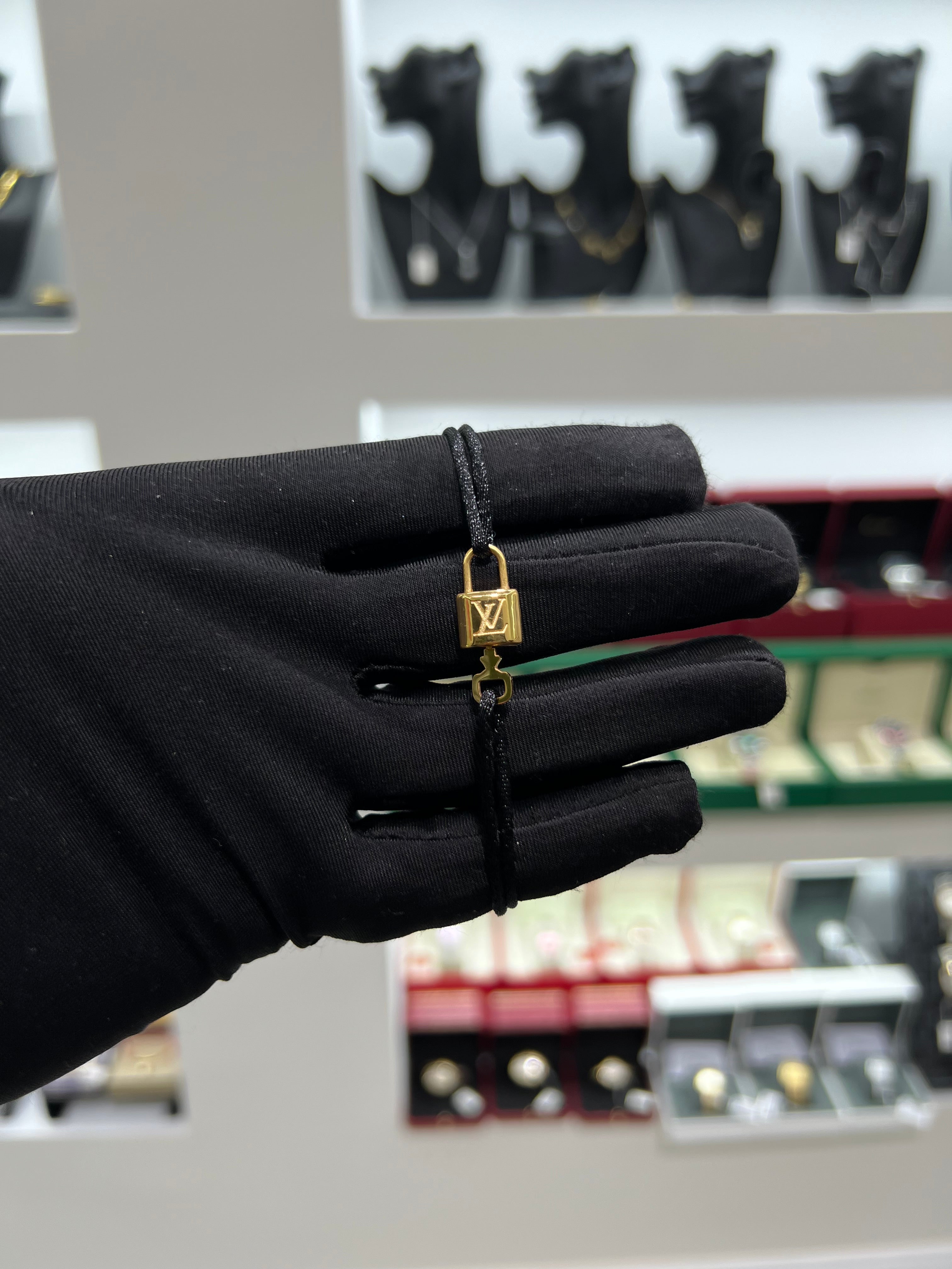 اسوار خيط لوي فيتون قفل اسود